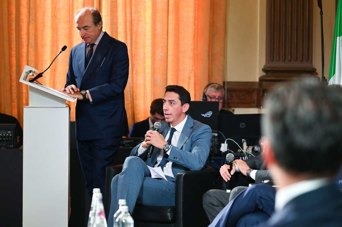 AceaGruppo's tweet photo. L’acqua è una risorsa strategica e la transizione idrica richiede infrastrutture sempre più resilienti, capaci di anticipare i bisogni e garantire nel tempo un servizio sicuro ed efficiente.

In questo percorso, l’innovazione e le competenze digitali svolgono un ruolo decisivo. Sensori, intelligenza artificiale e robotica consentono di conoscere meglio le reti, prevedere le criticità e intervenire con tempestività, compiendo il salto di qualità “dal dato che descrive al dato che decide” per passare a una gestione predittiva.

È il messaggio portato da Luis Gonzalez, Direttore Generale di Acea Acqua, all’ottava edizione di The Young Hope, il forum dedicato al dialogo tra istituzioni, mondo produttivo e nuove generazioni.

Un confronto dal quale emerge chiaramente come la transizione idrica non sia soltanto una sfida infrastrutturale o tecnologica, ma anche una grande sfida di competenze. 

Il futuro dell'acqua e la sostenibilità del Paese dipenderanno infatti dalla capacità delle nuove generazioni di non dare questa risorsa per scontata, ma di riconoscerla come un patrimonio strategico da conoscere, proteggere e innovare.

#Acea #TheYoungHope #Acqua