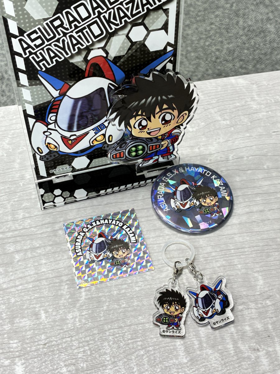 sunriseworld_pr's tweet photo. 「SUNRISE WORLD　～デフォルメロボットフェア～Vol.3」新商品紹介

『新世紀GPXサイバーフォーミュラ』よりアスラーダG.S.Xと風見ハヤトが横井孝二さん描き下ろしのデフォルトイラストで登場！

◤「アクリルジオラマ」✨ ◢
価格：3,300円(税込)

◤「ホログラム缶バッジ」全６種ランダム✨ ◢
価格：550円(税込)

◤「ホログラムステッカー」全６種ランダム✨ ◢
価格：440円(税込)

◤２連めじるしアクリルキーホルダー◢
価格：1,100円(税込)

※数量に限りがございます。在庫切れの場合はご容赦ください。 

🔽詳細はこちら
https://t.co/CznfBTDQbi

#CF35th #サイバーフォーミュラ #横井孝二