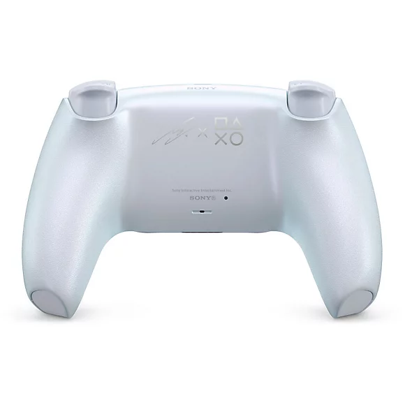 ChocoBonPlan's tweet photo. 🎮 La manette PS5 Édition Limitée Lisa désormais en précommande sur MICROMANIA (exclu. Premium/Ultimate)

👉 https://t.co/ec0ai2dQcg

📆 Sortie le 30 Octobre 2026. Débit à la commande sur Micromania.

📍 La manette associe les fonctions habituelles de la DualSense à un design créé en collaboration avec l’artiste. Compatible PS5, PC, Mac et mobile, elle reprend les retours haptiques, les gâchettes adaptatives, le microphone intégré, le pavé tactile et la batterie rechargeable en USB-C. Son habillage aux étoiles caractéristiques et touches personnelles en fait une pièce pensée pour les fans.
