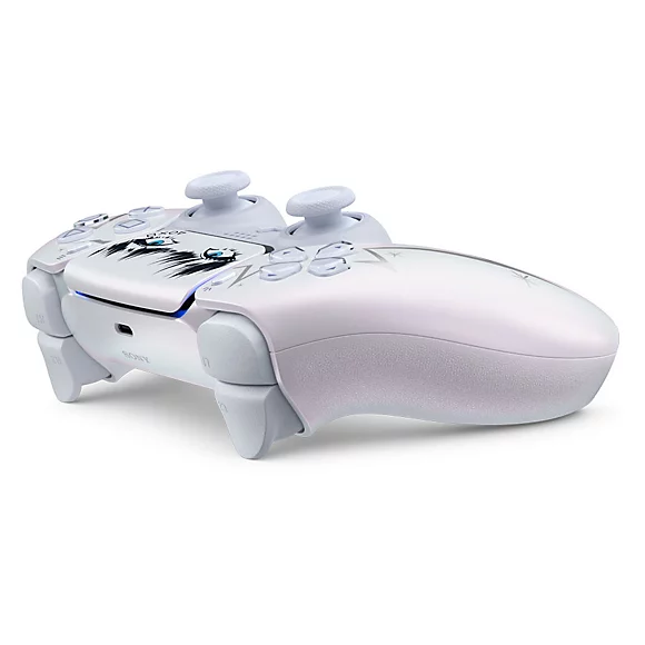 ChocoBonPlan's tweet photo. 🎮 La manette PS5 Édition Limitée Lisa désormais en précommande sur MICROMANIA (exclu. Premium/Ultimate)

👉 https://t.co/ec0ai2dQcg

📆 Sortie le 30 Octobre 2026. Débit à la commande sur Micromania.

📍 La manette associe les fonctions habituelles de la DualSense à un design créé en collaboration avec l’artiste. Compatible PS5, PC, Mac et mobile, elle reprend les retours haptiques, les gâchettes adaptatives, le microphone intégré, le pavé tactile et la batterie rechargeable en USB-C. Son habillage aux étoiles caractéristiques et touches personnelles en fait une pièce pensée pour les fans.