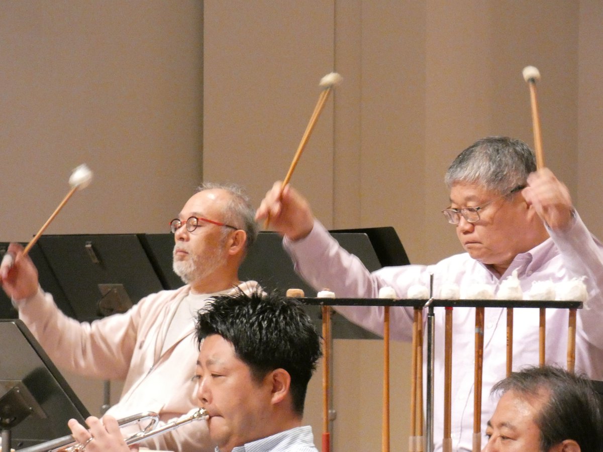 NHKSO_Tokyo's tweet photo. お気づきかもしれませんが…

#ダブルコンマス だけじゃないんです。
今回は私たちの大切なメモリアル・コンサートで、しかも大編成なので、なかなか一緒に出演する機会のないメンバー同士がひとつのステージに！（舞台裏もありますが）
 
あるメンバーが教えてくれました。
「仲間が凄い演奏をすると、それにインスパイアされて皆がどんどん凄い音楽をするようになる。
想像もしなかった奇跡のようなことが起こるんです。」
 
お互いにリスペクトし、鼓舞し合い、化学反応を生む。
 
手前みそですが、超ポジティブですよね。
でもこれ、#N響 に限ったことじゃなくて、
#オーケストラ って、#クラシック ってそういう伝統を持つ文化なんです。
 
そんな #クラシック音楽 の伝統を、N響は100年をかけてどんな風に育ててきたのか。
この特別な演奏会ではその一端を、きっと感じていただけると思っています。

今日からは、いよいよ #NHKホール でのリハーサル。
先月の《7つの封印の書》でも素晴らしい合唱を聴かせてくださった、
#新国立劇場合唱団 120名の皆さんが加わります！
 
本番が楽しみでなりません！
@yotorunso @shoichipauke @TomoyukiTp @kikumotrumpet @sunaogoko @nntt_opera 

N響100年記念 特別演奏会
マーラー「復活」
指揮：ファビオ・ルイージ @fabluisi 
10/3 (土) 18:00～
10/4 (日) 14:00～
📍NHKホール
https://t.co/Uqvs8vJFel