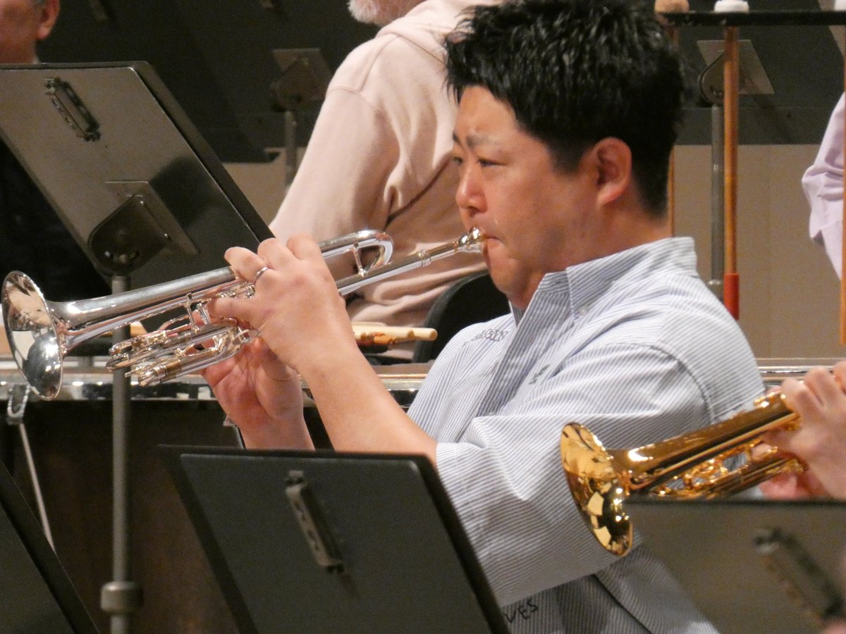 NHKSO_Tokyo's tweet photo. お気づきかもしれませんが…

#ダブルコンマス だけじゃないんです。
今回は私たちの大切なメモリアル・コンサートで、しかも大編成なので、なかなか一緒に出演する機会のないメンバー同士がひとつのステージに！（舞台裏もありますが）
 
あるメンバーが教えてくれました。
「仲間が凄い演奏をすると、それにインスパイアされて皆がどんどん凄い音楽をするようになる。
想像もしなかった奇跡のようなことが起こるんです。」
 
お互いにリスペクトし、鼓舞し合い、化学反応を生む。
 
手前みそですが、超ポジティブですよね。
でもこれ、#N響 に限ったことじゃなくて、
#オーケストラ って、#クラシック ってそういう伝統を持つ文化なんです。
 
そんな #クラシック音楽 の伝統を、N響は100年をかけてどんな風に育ててきたのか。
この特別な演奏会ではその一端を、きっと感じていただけると思っています。

今日からは、いよいよ #NHKホール でのリハーサル。
先月の《7つの封印の書》でも素晴らしい合唱を聴かせてくださった、
#新国立劇場合唱団 120名の皆さんが加わります！
 
本番が楽しみでなりません！
@yotorunso @shoichipauke @TomoyukiTp @kikumotrumpet @sunaogoko @nntt_opera 

N響100年記念 特別演奏会
マーラー「復活」
指揮：ファビオ・ルイージ @fabluisi 
10/3 (土) 18:00～
10/4 (日) 14:00～
📍NHKホール
https://t.co/Uqvs8vJFel