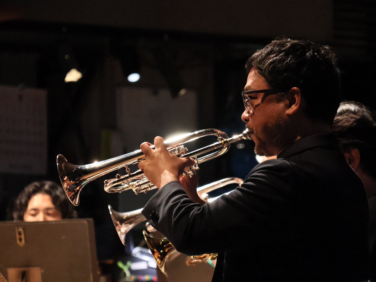 NHKSO_Tokyo's tweet photo. お気づきかもしれませんが…

#ダブルコンマス だけじゃないんです。
今回は私たちの大切なメモリアル・コンサートで、しかも大編成なので、なかなか一緒に出演する機会のないメンバー同士がひとつのステージに！（舞台裏もありますが）
 
あるメンバーが教えてくれました。
「仲間が凄い演奏をすると、それにインスパイアされて皆がどんどん凄い音楽をするようになる。
想像もしなかった奇跡のようなことが起こるんです。」
 
お互いにリスペクトし、鼓舞し合い、化学反応を生む。
 
手前みそですが、超ポジティブですよね。
でもこれ、#N響 に限ったことじゃなくて、
#オーケストラ って、#クラシック ってそういう伝統を持つ文化なんです。
 
そんな #クラシック音楽 の伝統を、N響は100年をかけてどんな風に育ててきたのか。
この特別な演奏会ではその一端を、きっと感じていただけると思っています。

今日からは、いよいよ #NHKホール でのリハーサル。
先月の《7つの封印の書》でも素晴らしい合唱を聴かせてくださった、
#新国立劇場合唱団 120名の皆さんが加わります！
 
本番が楽しみでなりません！
@yotorunso @shoichipauke @TomoyukiTp @kikumotrumpet @sunaogoko @nntt_opera 

N響100年記念 特別演奏会
マーラー「復活」
指揮：ファビオ・ルイージ @fabluisi 
10/3 (土) 18:00～
10/4 (日) 14:00～
📍NHKホール
https://t.co/Uqvs8vJFel