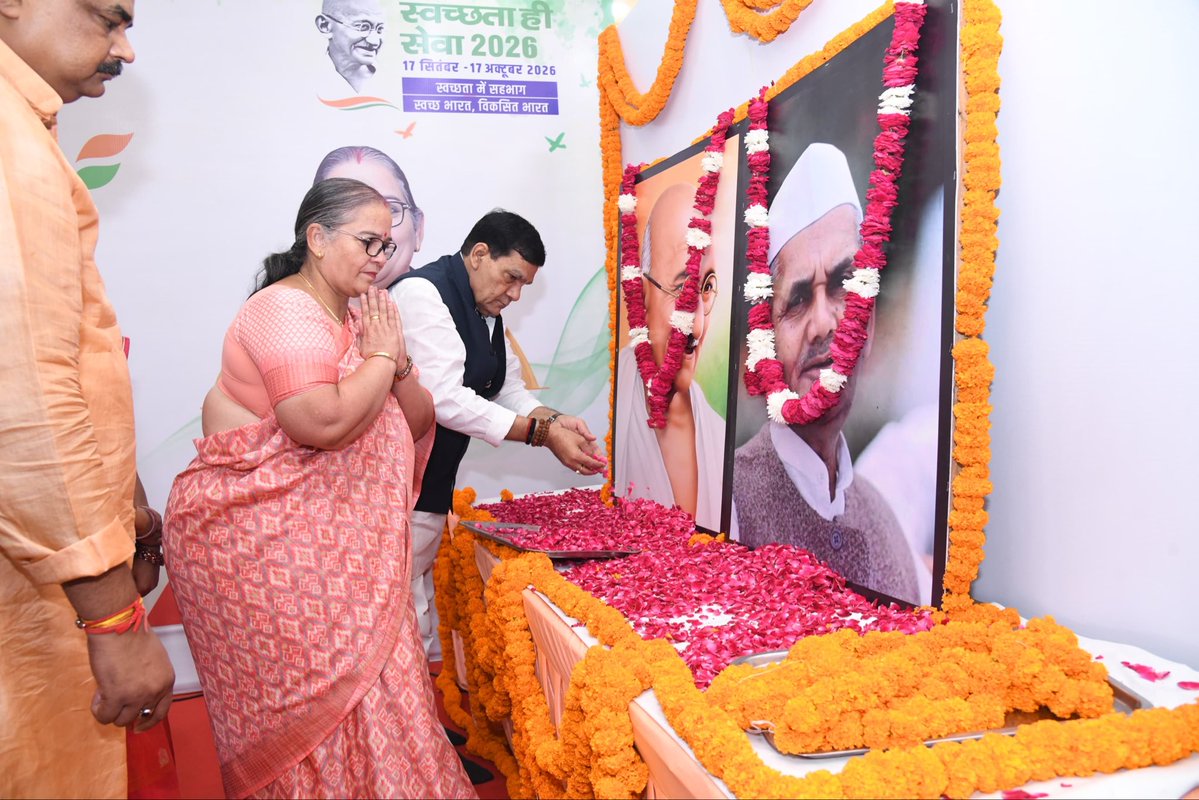 aksharmaBharat's tweet photo. राष्ट्रपिता महात्मा गांधी जी एवं भारत के द्वितीय प्रधानमंत्री श्रद्धेय लाल बहादुर शास्त्री जी की जयंती पर आज लखनऊ में दोनों महापुरुषों के छायाचित्र पर पुष्प अर्पित कर नमन किया।

आप महापुरुषों के आदर्श जीवन मूल्य और कल्याणकारी विचार सदैव हमें राष्ट्र एवं समाज की सेवा के लिए प्रेरित करते रहेंगे।

#GandhiJayanti #LalBahadurSashtriJayanti