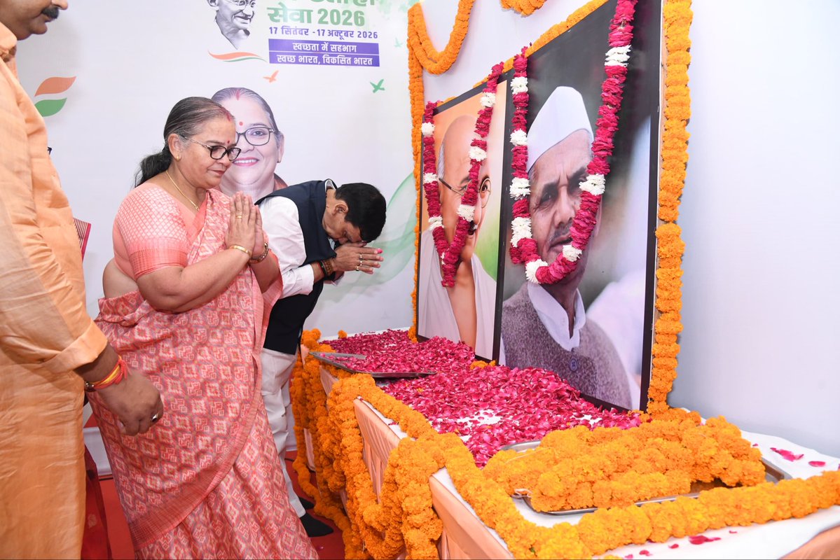 aksharmaBharat's tweet photo. राष्ट्रपिता महात्मा गांधी जी एवं भारत के द्वितीय प्रधानमंत्री श्रद्धेय लाल बहादुर शास्त्री जी की जयंती पर आज लखनऊ में दोनों महापुरुषों के छायाचित्र पर पुष्प अर्पित कर नमन किया।

आप महापुरुषों के आदर्श जीवन मूल्य और कल्याणकारी विचार सदैव हमें राष्ट्र एवं समाज की सेवा के लिए प्रेरित करते रहेंगे।

#GandhiJayanti #LalBahadurSashtriJayanti