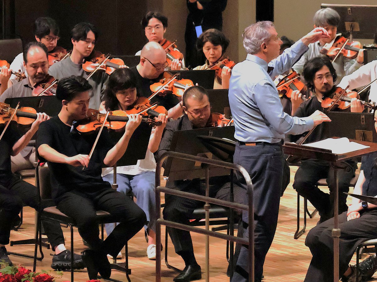 NHKSO_Tokyo's tweet photo. お気づきかもしれませんが…

#ダブルコンマス だけじゃないんです。
今回は私たちの大切なメモリアル・コンサートで、しかも大編成なので、なかなか一緒に出演する機会のないメンバー同士がひとつのステージに！（舞台裏もありますが）
 
あるメンバーが教えてくれました。
「仲間が凄い演奏をすると、それにインスパイアされて皆がどんどん凄い音楽をするようになる。
想像もしなかった奇跡のようなことが起こるんです。」
 
お互いにリスペクトし、鼓舞し合い、化学反応を生む。
 
手前みそですが、超ポジティブですよね。
でもこれ、#N響 に限ったことじゃなくて、
#オーケストラ って、#クラシック ってそういう伝統を持つ文化なんです。
 
そんな #クラシック音楽 の伝統を、N響は100年をかけてどんな風に育ててきたのか。
この特別な演奏会ではその一端を、きっと感じていただけると思っています。

今日からは、いよいよ #NHKホール でのリハーサル。
先月の《7つの封印の書》でも素晴らしい合唱を聴かせてくださった、
#新国立劇場合唱団 120名の皆さんが加わります！
 
本番が楽しみでなりません！
@yotorunso @shoichipauke @TomoyukiTp @kikumotrumpet @sunaogoko @nntt_opera 

N響100年記念 特別演奏会
マーラー「復活」
指揮：ファビオ・ルイージ @fabluisi 
10/3 (土) 18:00～
10/4 (日) 14:00～
📍NHKホール
https://t.co/Uqvs8vJFel