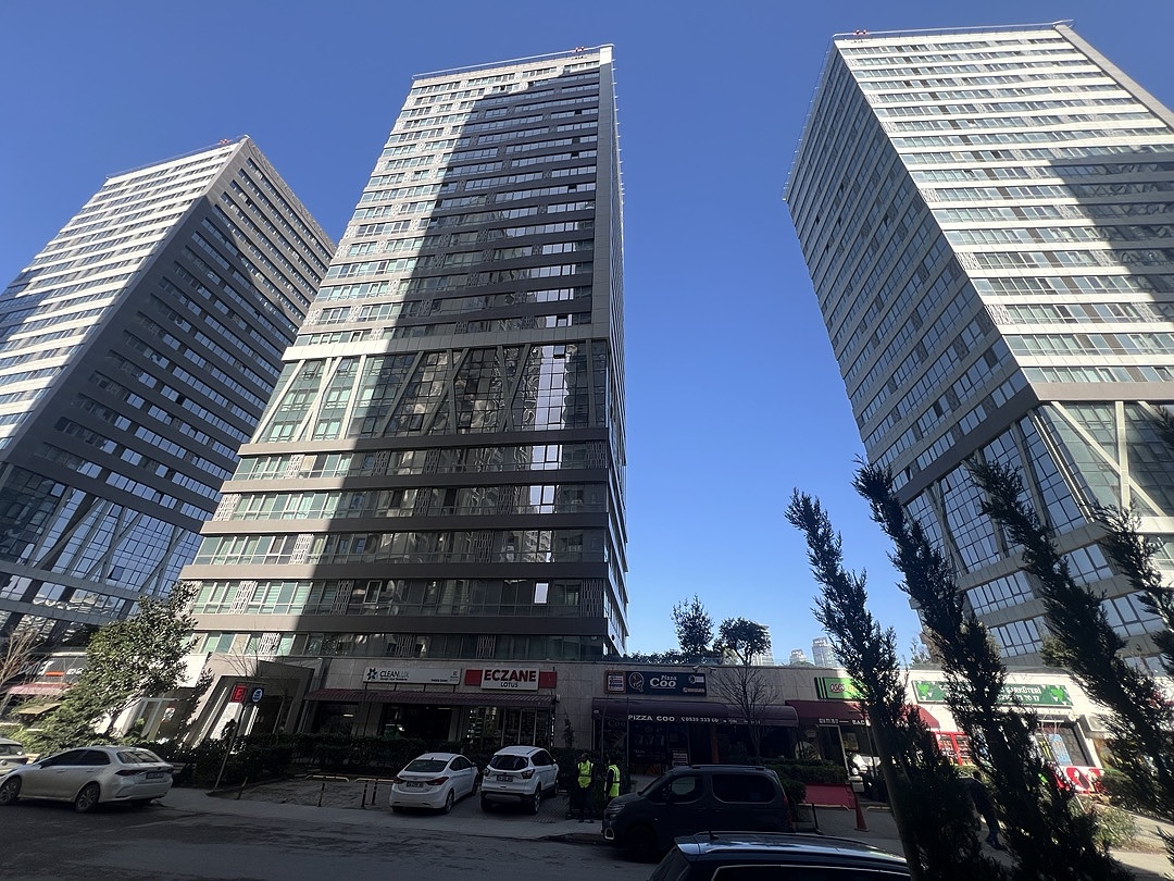 nturcja's tweet photo. 🇹🇷 STAMBUŁ | KADIKÖY

Dwupoziomowe mieszkanie 187 m² w nowoczesnym kompleksie z basenem, ochroną 24/7 i pełną infrastrukturą społeczną.

📍 Kadıköy – azjatycka strona Stambułu
💰 Cena: 495 000 USD
🏠 187 m²
🛏 3 sypialnie
🛁 3 łazienki
🏢 13. i 14. piętro
🏊 Basen odkryty i kryty https://t.co/77QAqd5GQJ