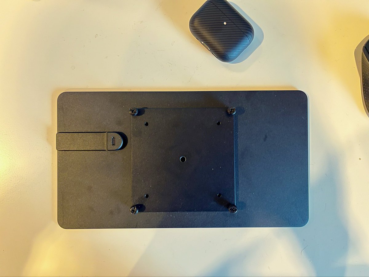 WorldGadgetsJP's tweet photo. #MagFlo 充電機能ついたけど、
この真ん中の穴なんだろ?🤔
頼んでないけど… https://t.co/AIeO9HV7sa