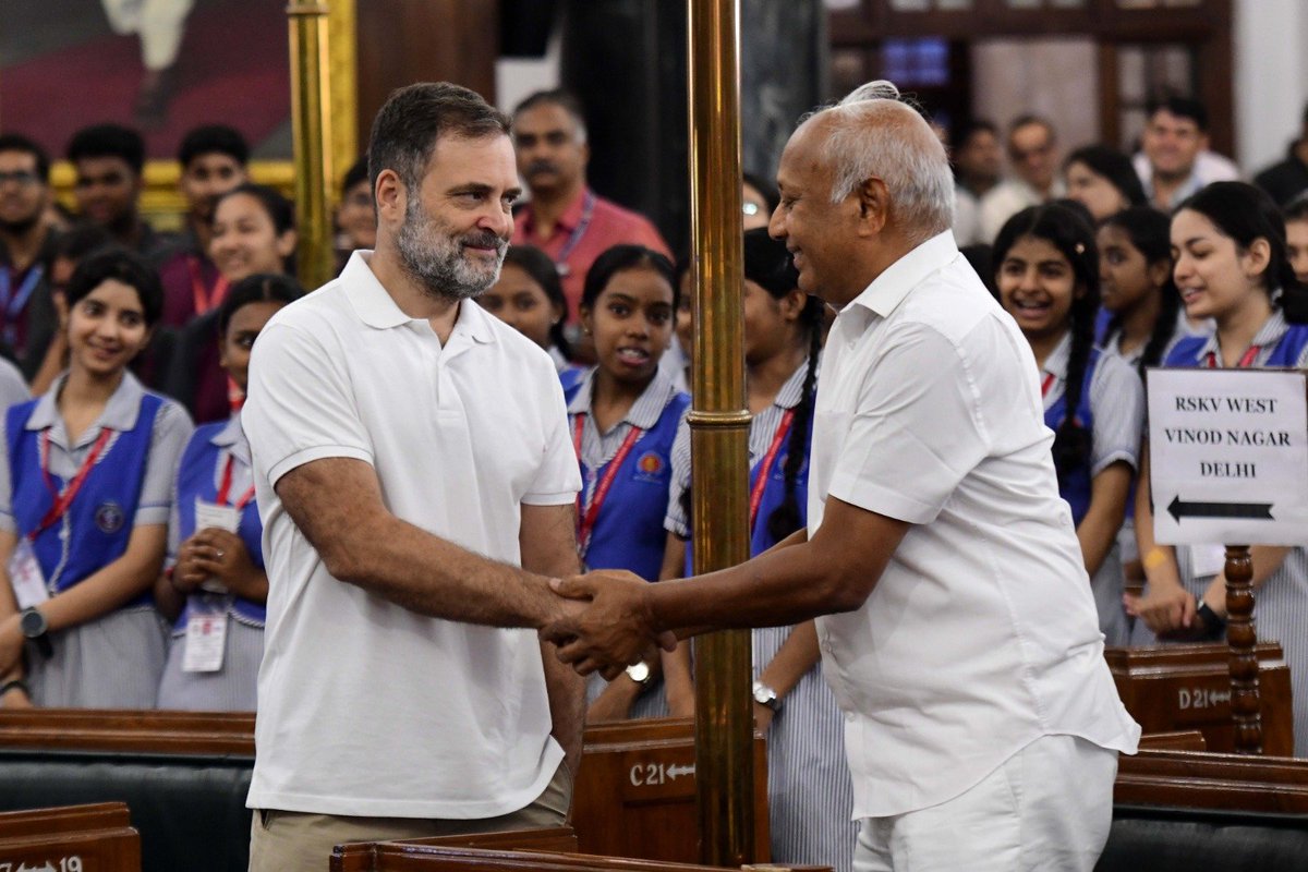 DrchintaMohan's tweet photo. పార్లమెంట్ లో జరిగిన మహాత్మా గాంధీ జయంతి వేడుకల్లో రాహుల్ గాంధీ, ప్రియాంక గాంధీలతో ఆత్మీయంగా ముచ్చటిస్తున్న కేంద్ర మాజీ మంత్రి చింతామోహన్.
#ChintaMohan #GandhiJayanti #MahatmaGandhi #RahulGandhi #PriyankaGandhi #Congress #APNews @INCIndia @INC_Andhra https://t.co/jRDaWZdJmD