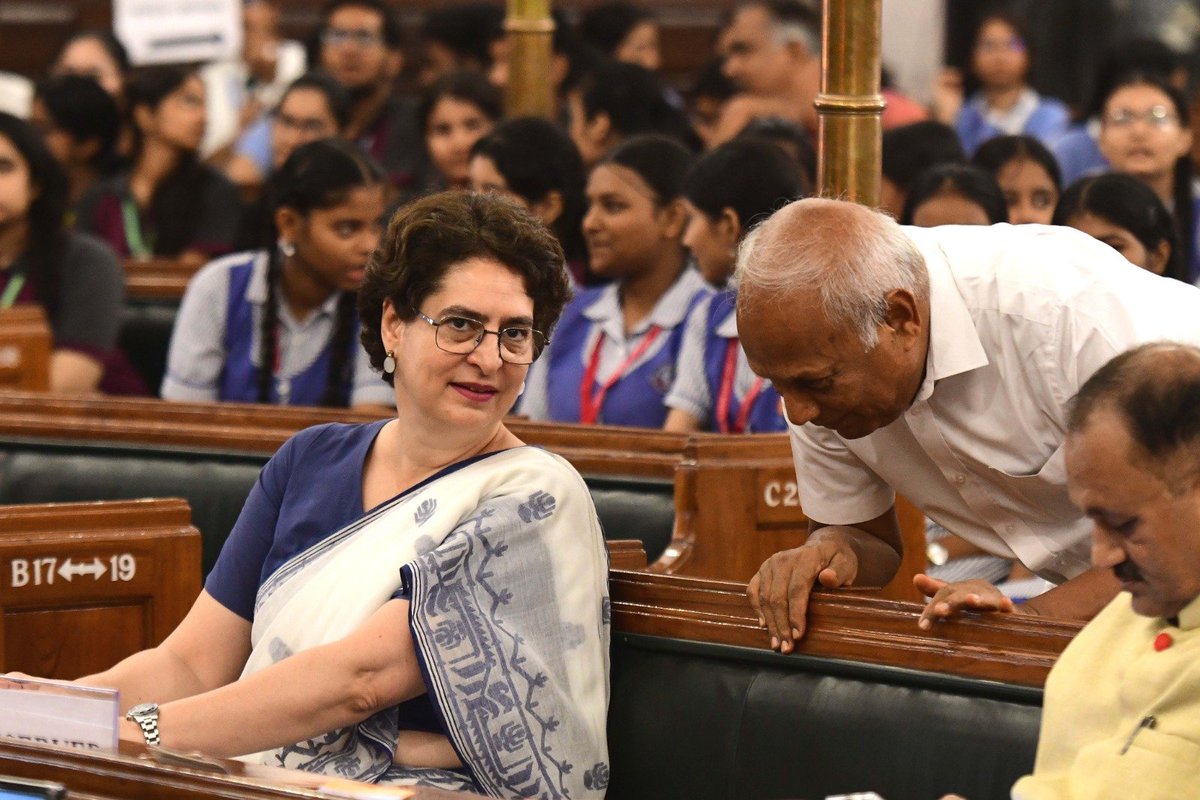 DrchintaMohan's tweet photo. పార్లమెంట్ లో జరిగిన మహాత్మా గాంధీ జయంతి వేడుకల్లో రాహుల్ గాంధీ, ప్రియాంక గాంధీలతో ఆత్మీయంగా ముచ్చటిస్తున్న కేంద్ర మాజీ మంత్రి చింతామోహన్.
#ChintaMohan #GandhiJayanti #MahatmaGandhi #RahulGandhi #PriyankaGandhi #Congress #APNews @INCIndia @INC_Andhra https://t.co/jRDaWZdJmD