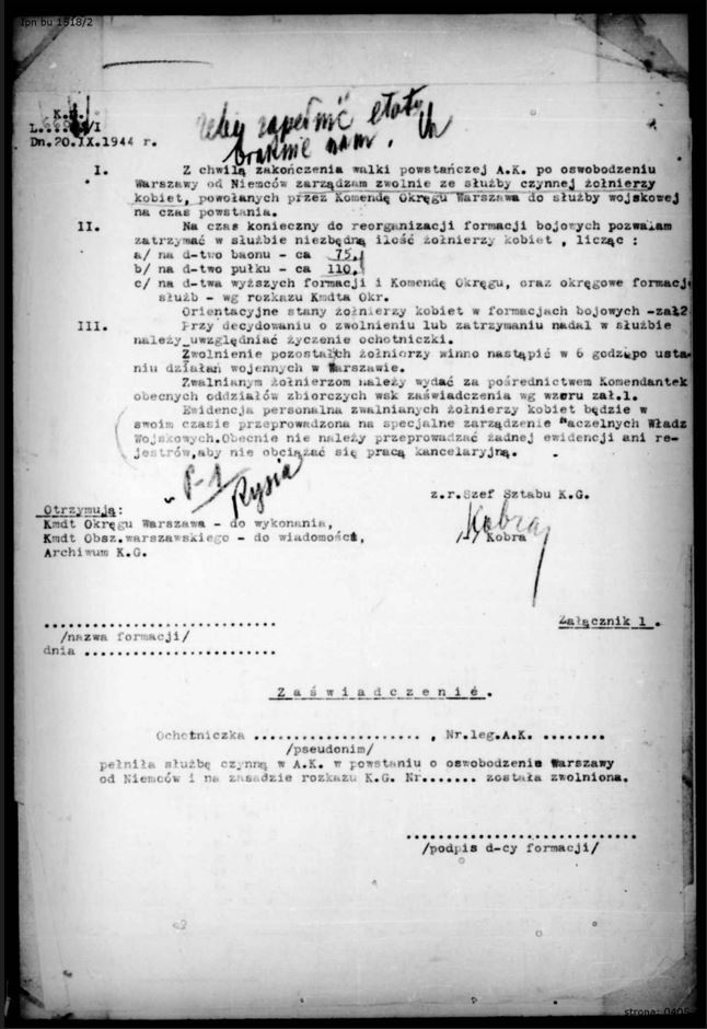 Zebrowski_NSZ's tweet photo. Bardzo mało wiemy o rozkazodawstwie z ostatnich dni Powstania Warszawskiego. Wszystko już było rozstrzygnięte, ale... nie dla wszystkich. Oto 20 września 1944 r. Powstanie konało na skrawkach Warszawy, nie było już nadziei na jakąkolwiek pomoc, choćby sowiecką (co było skrajnym idiotyzmem). A dowódcy - sztabowcy nadal snuli fantastyczne plany. Dziś brzmią nawet śmiesznie, ale wówczas były straszne i okrutne.
Gen. Leopold Okulicki "Kobra" (szef sztabu Komendy Głównej AK!) wydał rozkaz, dotyczący dalszego udziału kobiet w Powstaniu. Pełniły one  różne funkcje pomocnicze, ale nie brakowało ich również w pierwszej linii. Gdyby to był rozkaz porządkowy, normujący ich sytuację tuż przed katastrofą, rzecz byłaby naturalna. Ale nie... 
Gen. Okulicki w jakimś zwidzie nakazał, aby: "Z chwilą zakończenia walki powstańczej AK po oswobodzeniu Warszawy od Niemców zarządzam zwolnienie ze służby czynnej żołnierzy kobiet, powołanych przez Komendę Okręgu Warszawa do służby wojskowej na czas powstania". Takie rozkazy wydaje się tuż przed zwycięstwem ale nie wobec potwornej klęski! Ciekawe, czy on sam fanatycznie, na trzeźwo wierzył do końca w zwycięstwo? 
Czy można było poważnie traktować jego rozkazy? Okulicki został przysłany z Londynu do Warszawy przez Naczelnego Wodza, gen. Kazimierza Sosnkowskiego, aby powstrzymał gorące głowy, prące do powstania za wszelką cenę. Po wylądowaniu natychmiast zmienił front i stał się współsprawcą wybuchu. Potwierdziły się zatem słowa z opinii, wystawionej mu przez kdta Wyższej Szkoły Wojennej, gen. Aurelego Marka Serdy-Teodorskiego, który w 1925 r. tak scharakteryzował Okulickiego: "lekkomyślny, nieobowiązkowy, niepewny".
Rozkaz Okulickiego o służbie kobiet w Powstaniu dziś brzmi dziś jak ponury żart. Ale sanacyjni oficerowie byli na takim poziomie.