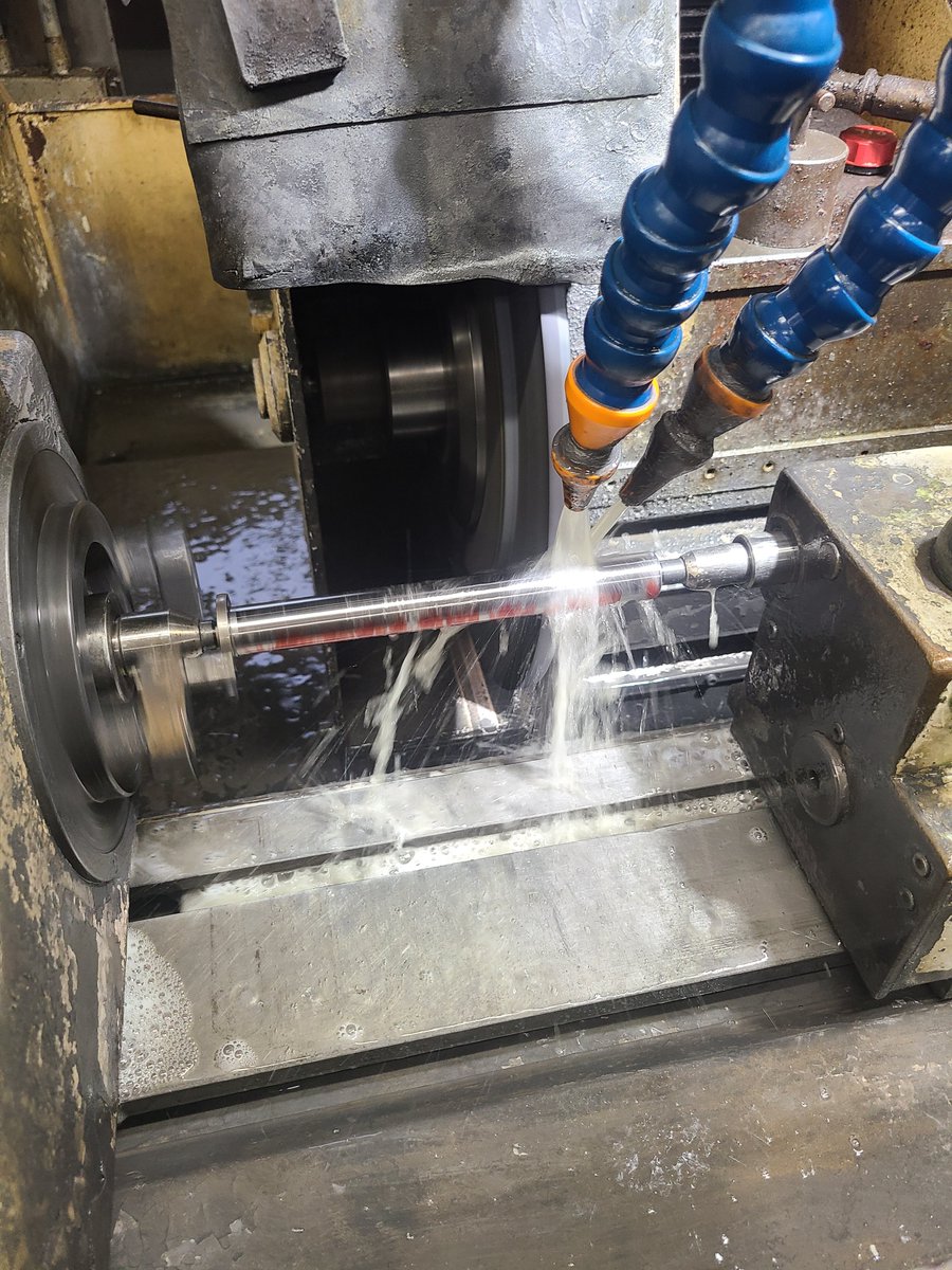 mitakouki's tweet photo. お客様の方で機械トラブルがあり、特急でシャフト製作しました❗😤
こういった特急対応も希にありますが、大切なお客様ですのでできる限り対応していきます😌

午前中にお預かりし、本日中に製作しました❗
加工担当の皆さんお疲れ様です🙇

#製造業
#金属加工
#ものづくり
#川崎市
#町工場 https://t.co/uEfOFOSnRR