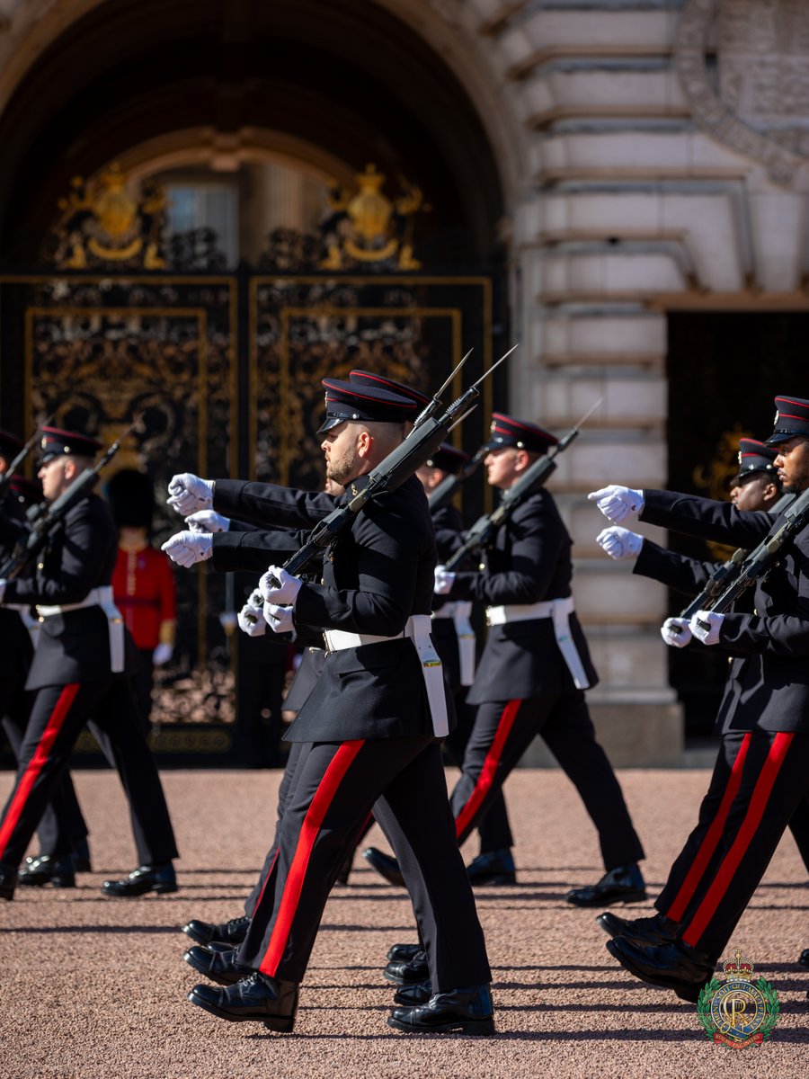 Proud_Sappers's tweet photo. @26EngineerRegt honoured to mount the king’s Guard at Buckingham palace today, do stop by to support our sappers if you are in the area https://t.co/vbE5V1wkQE