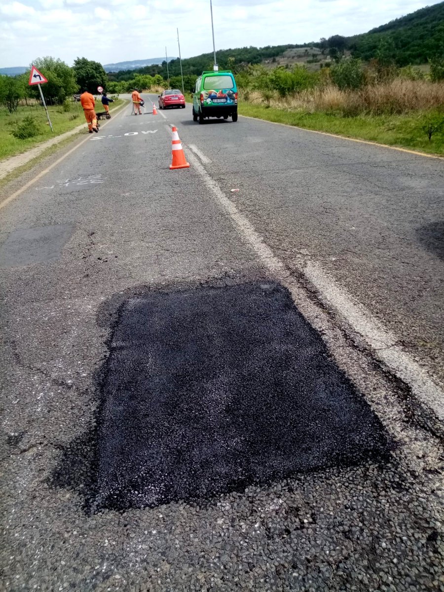MyJRA's tweet photo. @CityofJoburgZA @Kenny_T_Kunene @_ArriveAlive @JoburgMPD @CRUM_CoJ @RegionF_Joburg @CityofJoburgEMS Also in Region F, JRA teams patched pothole along Impala Road in Kibler Park to improve road safety and mobility. #JoburgServices https://t.co/3Xb7LG16p9
