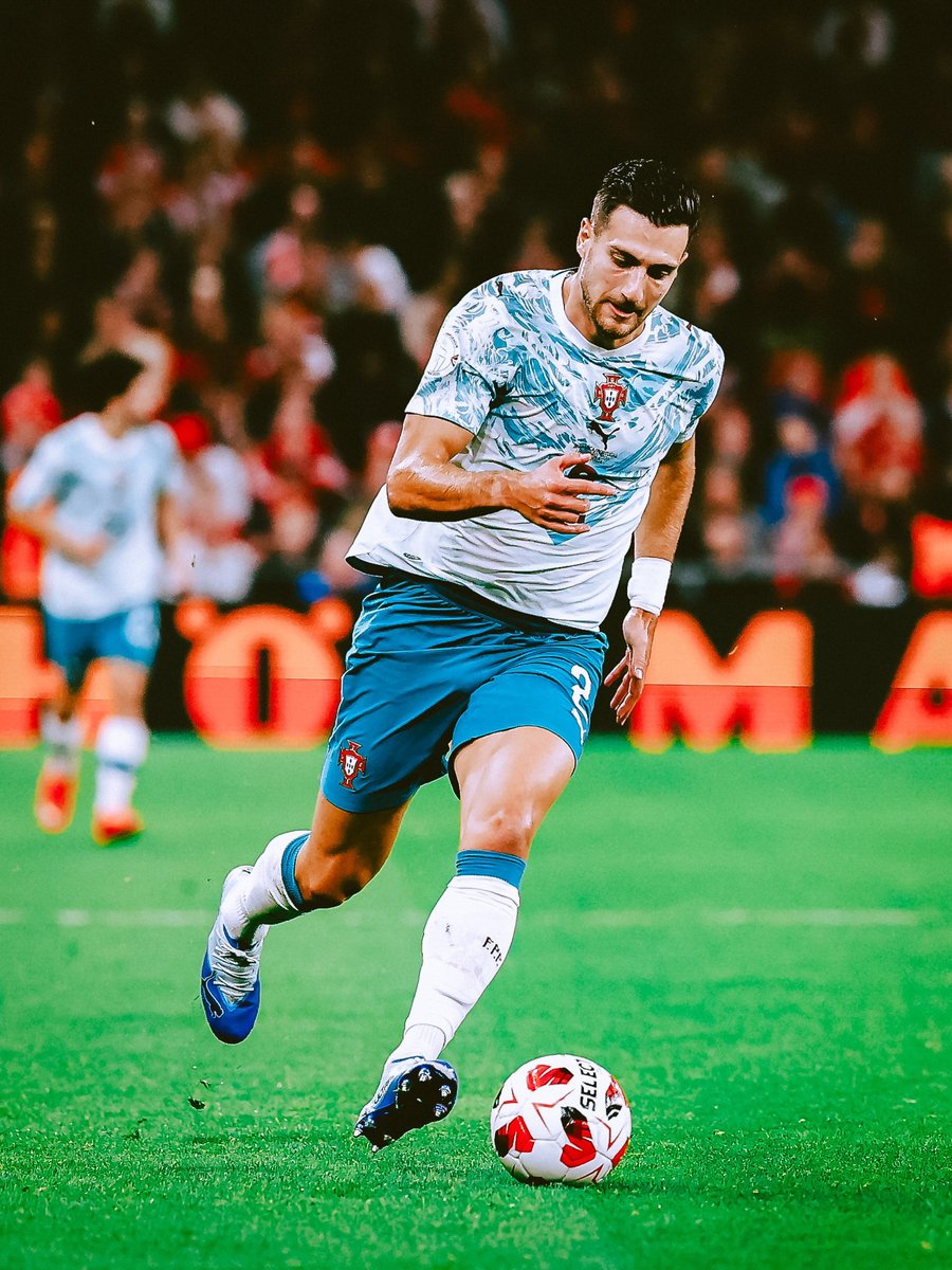 ManUtd's tweet photo. 🅰️🅰️ @B_Fernandes8
🅰️ @DalotDiogo

Our Portuguese pair starred for their country last night 👊🇵🇹 https://t.co/iAiA9Ltgb0