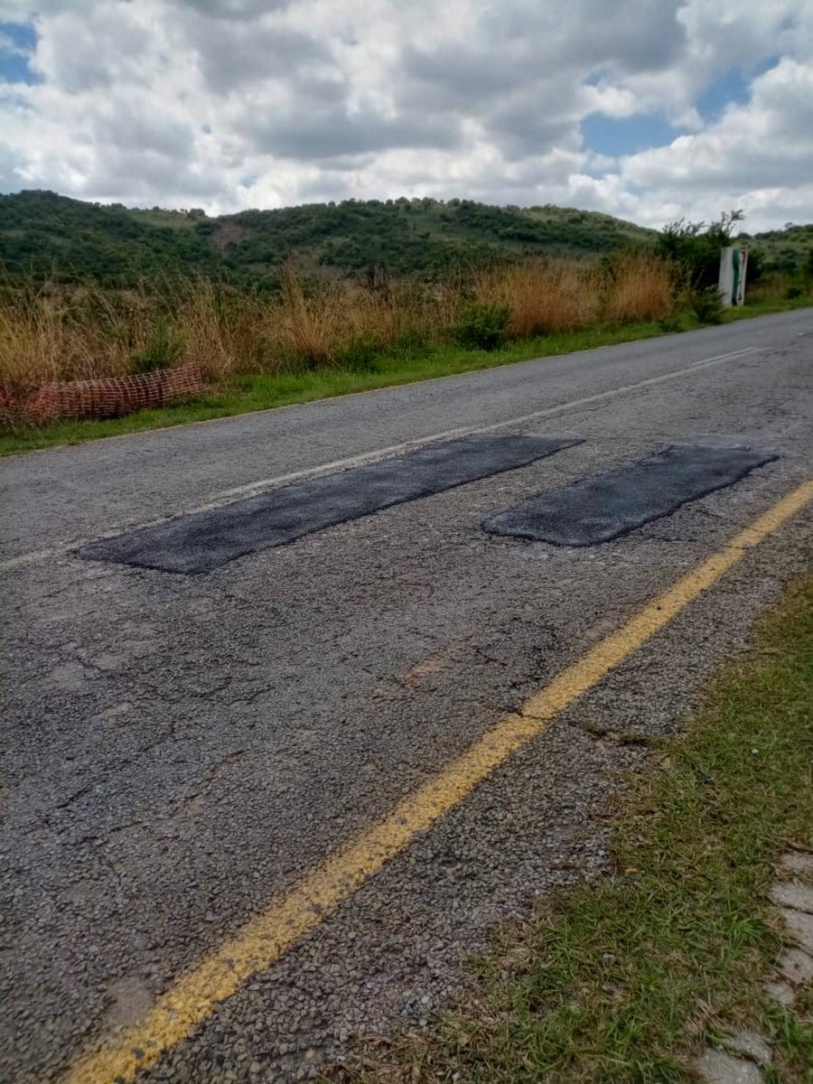 MyJRA's tweet photo. @CityofJoburgZA @Kenny_T_Kunene @_ArriveAlive @JoburgMPD @CRUM_CoJ @RegionF_Joburg @CityofJoburgEMS Also in Region F, JRA teams patched pothole along Impala Road in Kibler Park to improve road safety and mobility. #JoburgServices https://t.co/3Xb7LG16p9