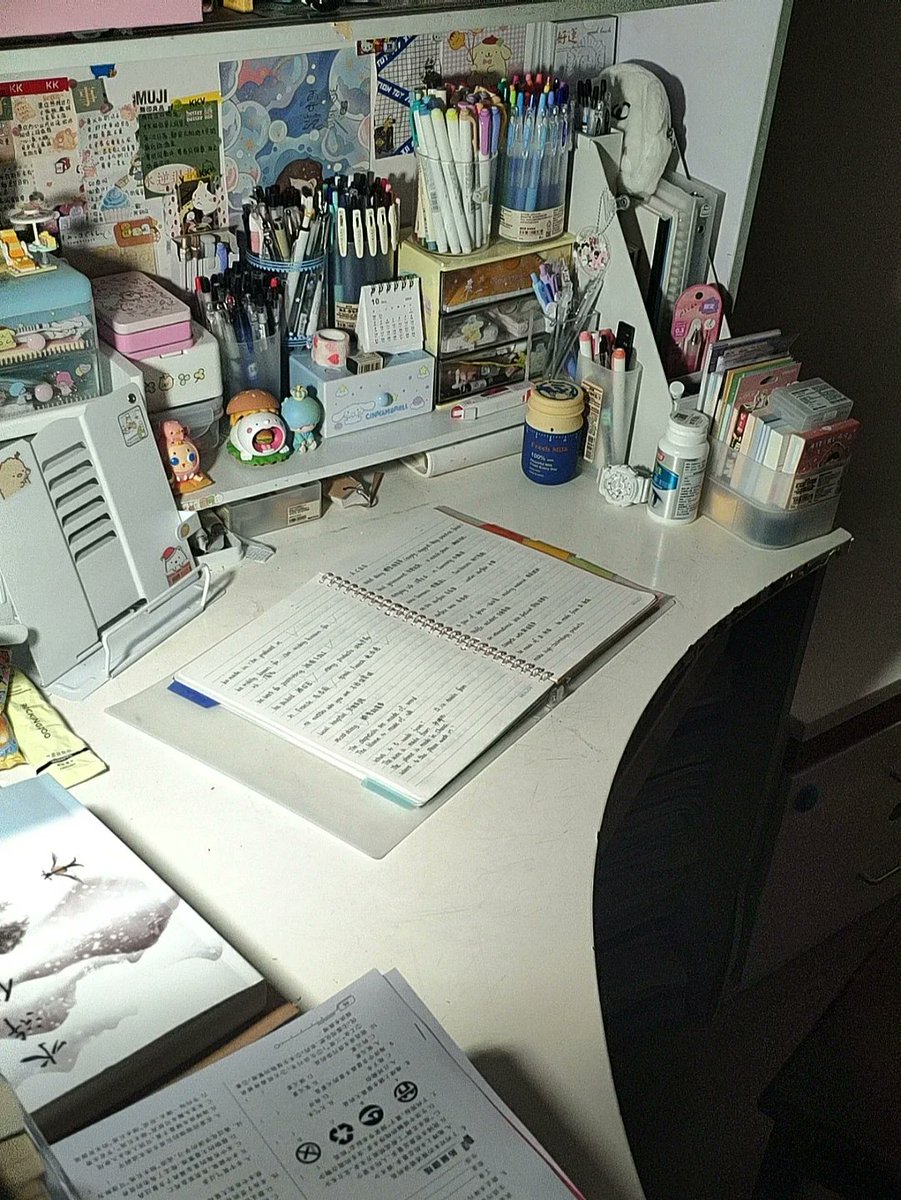 Karisauor's tweet photo. Ordenando mis cosas viejas hoy: encontré libritos, fotos de viajes y recuerdos que valen más que cualquier cosa nueva. Es hora de darle un nuevo hogar a lo que no uso. https://t.co/jUWS3E7KXA
