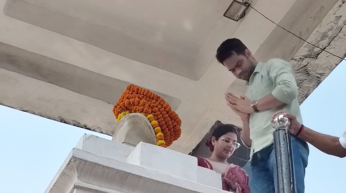 dm_rohtas's tweet photo. राष्ट्रपिता महात्मा गांधी जी की 157वीं जयंती पर रोहतास में श्रद्धापूर्वक नमन किया गया।सासाराम में गांधी स्मारक पर उप विकास आयुक्त सहित अधिकारियों ने बापू की प्रतिमा पर माल्यार्पण कर श्रद्धांजलि अर्पित की।
सत्य, अहिंसा, स्वच्छता एवं सामाजिक समरसता के उनके संदेश को स्मरण किया गया। https://t.co/RGSjC7MQ2Z