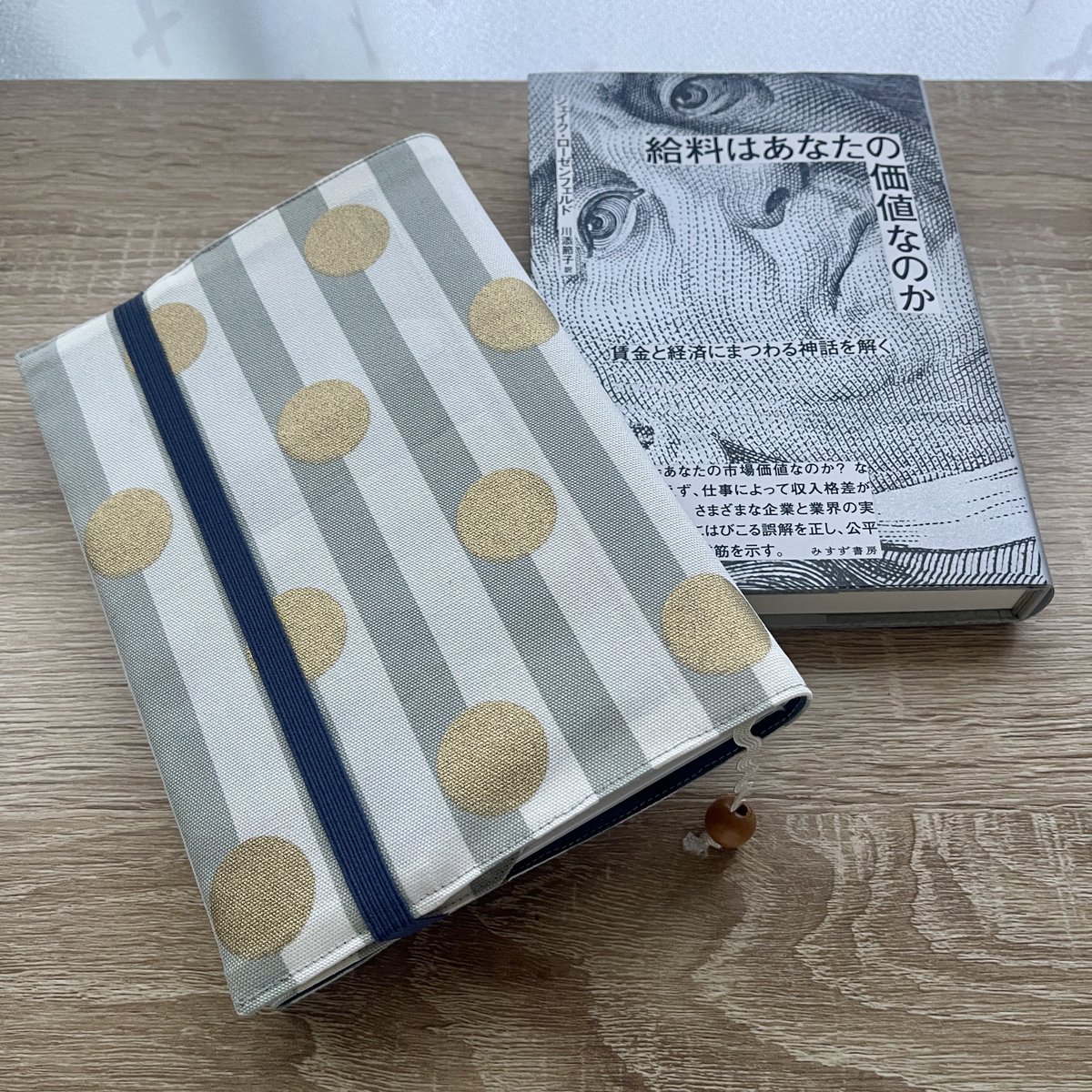 nagamenoii_heya's tweet photo. New Arrival✨
四六判【ゴールド】ブックジャケット

表地のゴールドは特殊印刷でキラキラしています。
ブルーグレーのゴムバンドとホワイトの栞で
シンプルにまとめました。

眺めのいい部屋📚ブックジャケット
#戦争反対 #ブックカバー #テキストヒップ #texthip https://t.co/cdxXp1vPMu