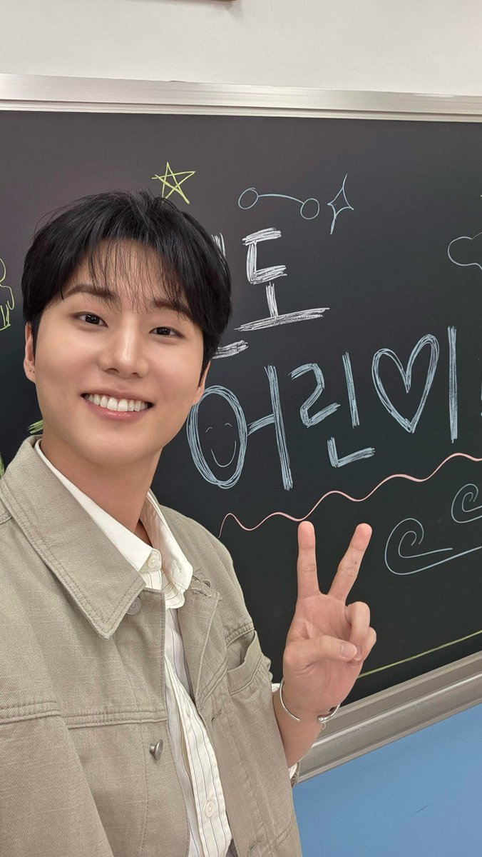 day6official's tweet photo. [ #DAY6_BEHIND ]

따뜻한 조언 한가득 남기고 간 Young K 면접관님 ✏️

#DAY6 #데이식스
#YoungK #영케이
#유니세프 #미래면접관 https://t.co/IGoqkBYqGG