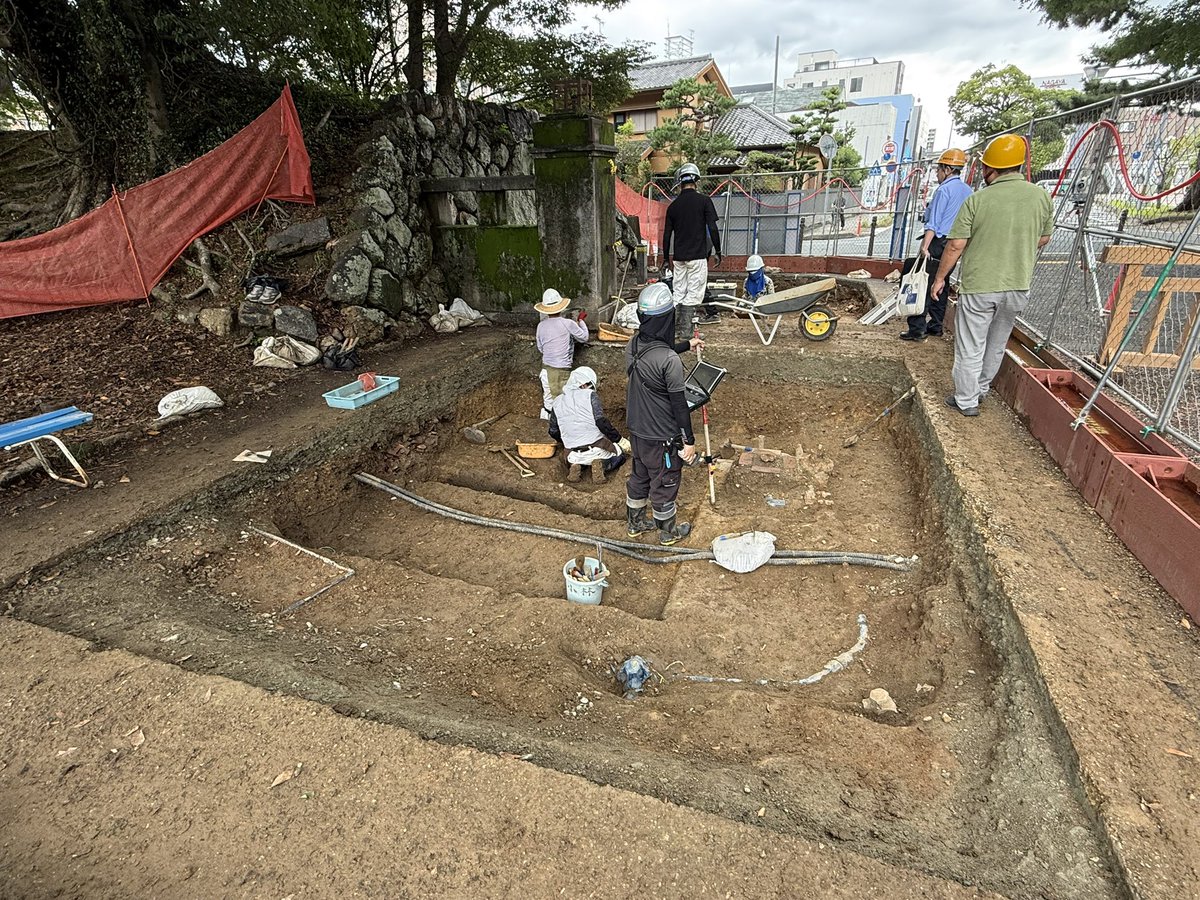 toyobunnkazai's tweet photo. 吉田城址三の丸口では発掘調査が続いています。
鏡石の根元に設定したトレンチでは、根石と地業を確認しました(1枚目)。さらに、石垣が築かれる前の遺構を確認しました(2枚目中央の窪み)。その他、石垣周辺でも調査が進んでいます(3枚目)。今後の調査成果に期待です！ https://t.co/ySyPmKtfho