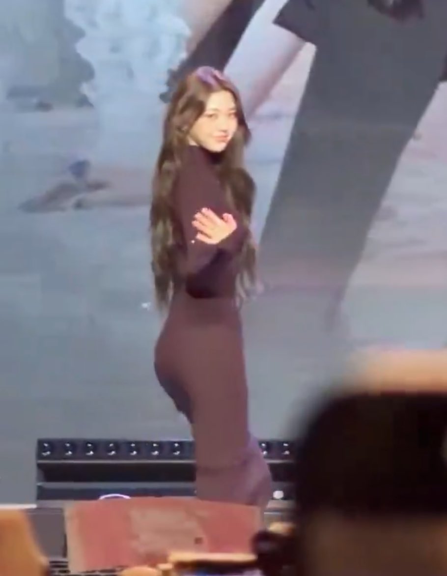 wonyofeed's tweet photo. wonyoung at a fansign from back in january https://t.co/SQn8WTEvAY