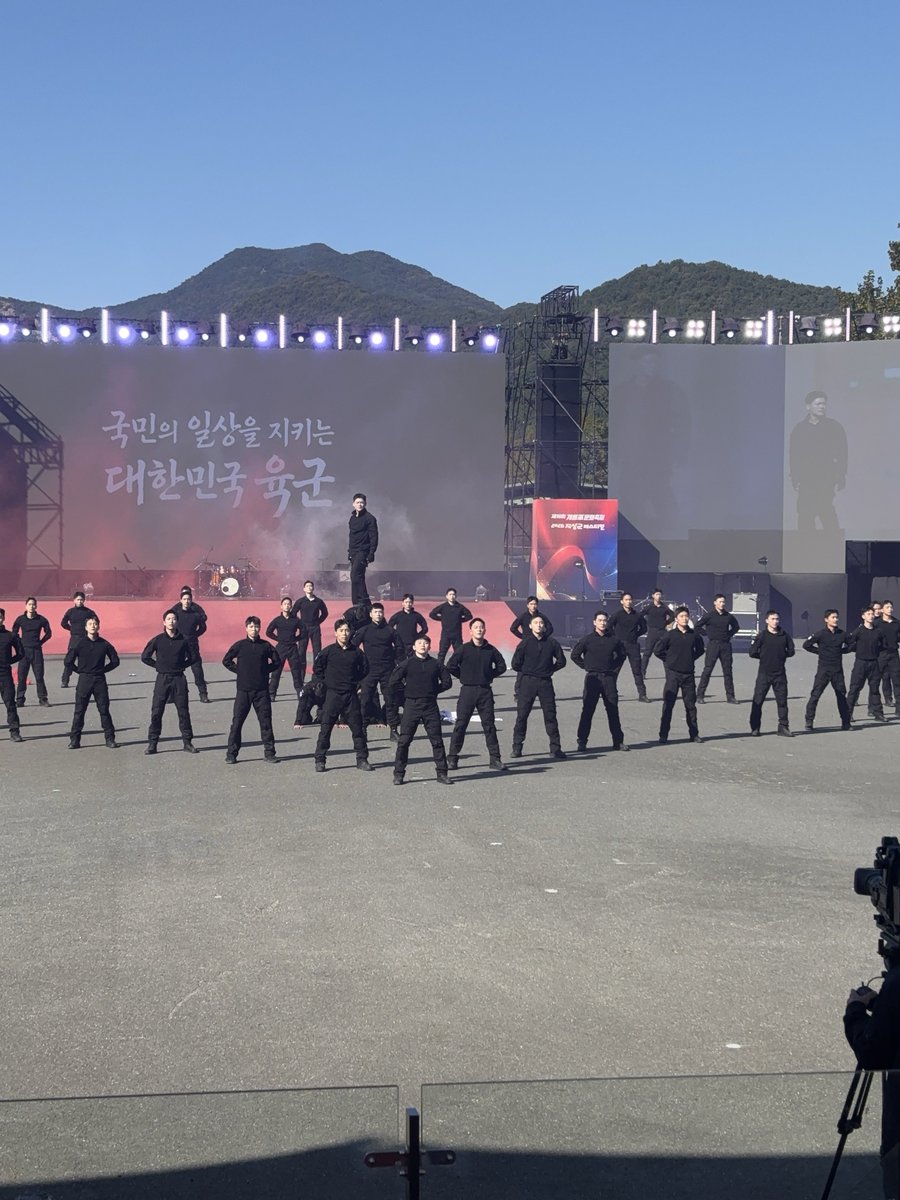 cheese526218's tweet photo. 무대 개멋있네 https://t.co/lh419EYVk6