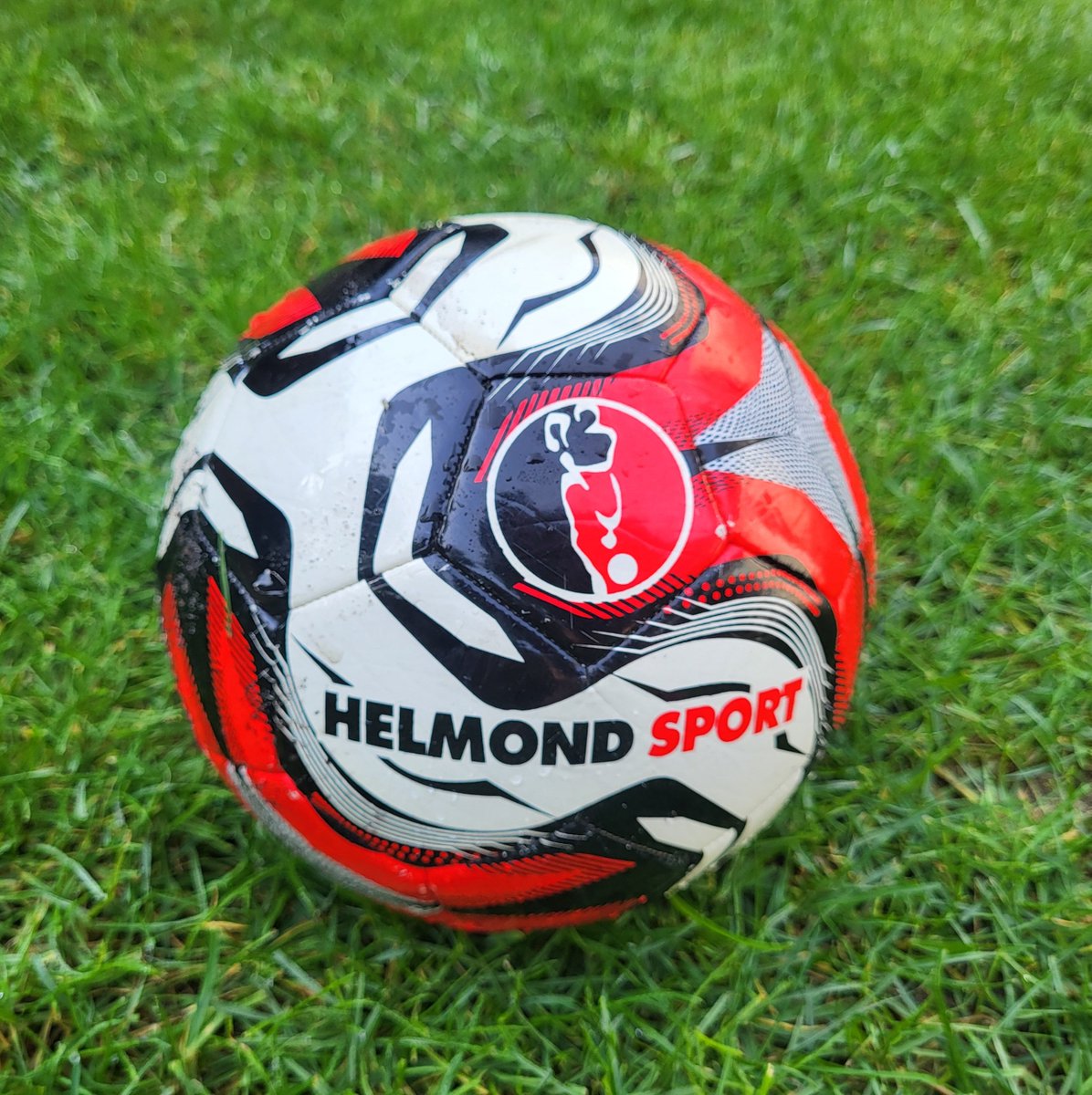 DoorEenRodeBril's tweet photo. Vrijdag.
#HelmondSport
#HELHER
#DERB https://t.co/mLI2v8O0lO