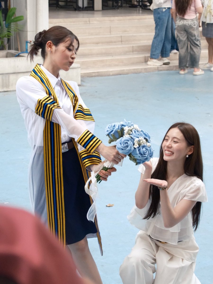 pahnthitta_'s tweet photo. pahnfond were so lovey dovey today💓

#PahnGraduationsDay 
#pahnthitta #pahnfond https://t.co/lNI2eW7Ucp