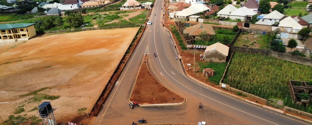 Better_Kaduna's tweet photo. Romi - Karatudu communities are already experiencing massive economic upswing, lower transport fares, more patronage for businesses and zero post-harvest losses for farmers.

Over 6km of Asphaltic road delivered to the masses, courtesy of the @ubasanius Administration.

📍Chikun Local Government 
#WorkingForKaduna