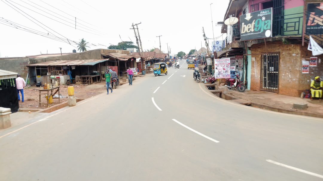 Better_Kaduna's tweet photo. Romi - Karatudu communities are already experiencing massive economic upswing, lower transport fares, more patronage for businesses and zero post-harvest losses for farmers.

Over 6km of Asphaltic road delivered to the masses, courtesy of the @ubasanius Administration.

📍Chikun Local Government 
#WorkingForKaduna