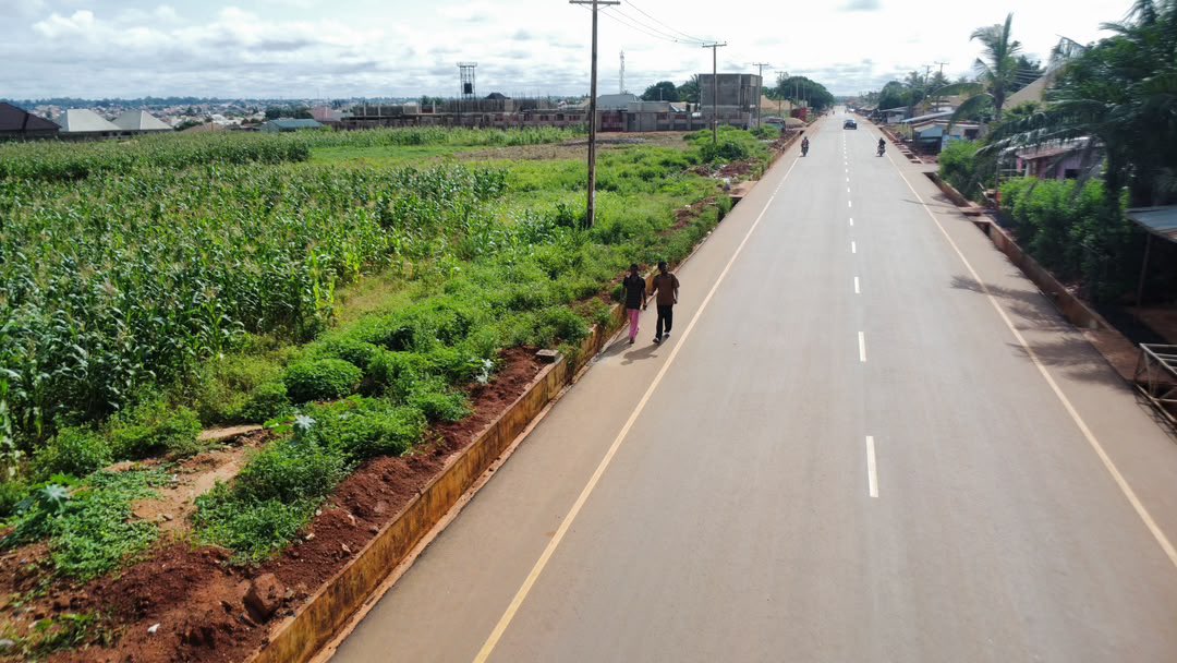 Better_Kaduna's tweet photo. Romi - Karatudu communities are already experiencing massive economic upswing, lower transport fares, more patronage for businesses and zero post-harvest losses for farmers.

Over 6km of Asphaltic road delivered to the masses, courtesy of the @ubasanius Administration.

📍Chikun Local Government 
#WorkingForKaduna