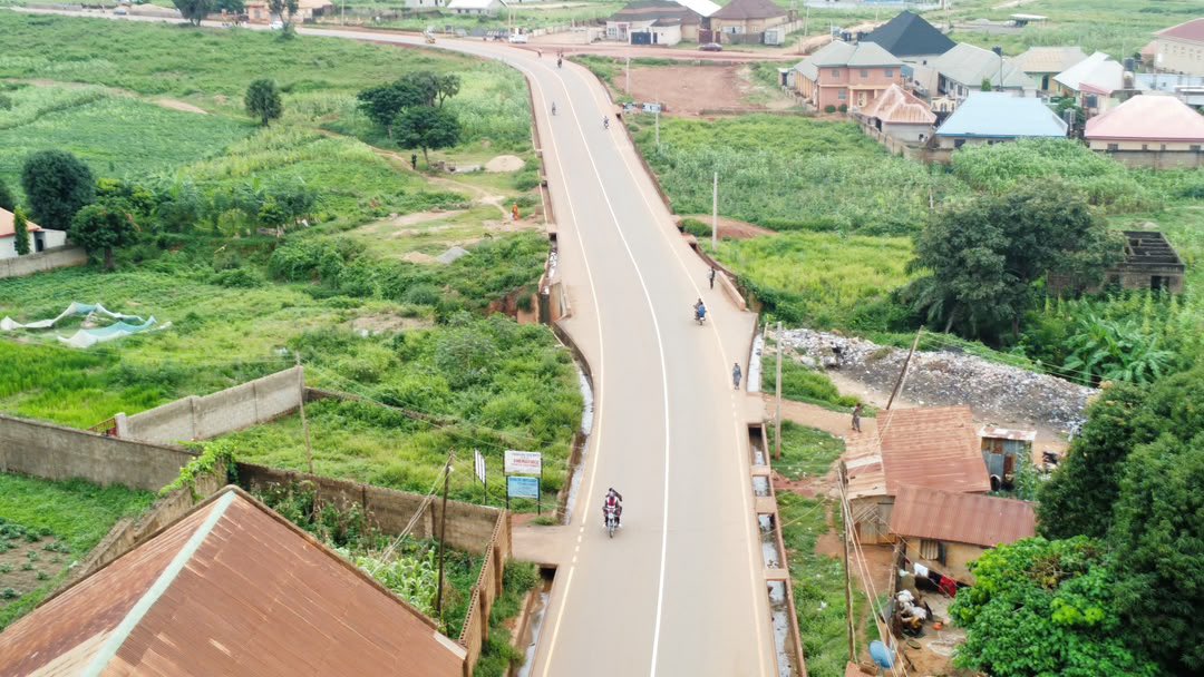 Better_Kaduna's tweet photo. Romi - Karatudu communities are already experiencing massive economic upswing, lower transport fares, more patronage for businesses and zero post-harvest losses for farmers.

Over 6km of Asphaltic road delivered to the masses, courtesy of the @ubasanius Administration.

📍Chikun Local Government 
#WorkingForKaduna