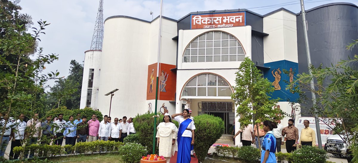 CdoKushinagar's tweet photo. 1/3*
आज दिनांक 02 अक्टूबर 2026 को राष्ट्रपिता महात्मा गांधी जी एवं पूर्व प्रधानमंत्री भारत रत्न लाल बहादुर शास्त्री जी की जयंती के पावन अवसर पर विकास भवन, कुशीनगर में ध्वजारोहण कार्यक्रम सम्पन्न हुआ।
*ट्वीट 2/3*
इस अवसर पर अधिकारियों/कर्मचारियों की बैठक आहूत कर सभी को स्वच्छता की शपथ दिलाई गई तथा "स्वच्छ भारत - स्वस्थ भारत" के संकल्प को दोहराया गया। गांधी जी के स्वच्छता के विचारों को जन-जन तक पहुँचाने का आह्वान किया गया।
*ट्वीट 3/3*
कार्यक्रम के दौरान जनपद में नव नियुक्त ग्राम पंचायत सचिवों को पंचायतीराज विभाग से सम्बंधित नियमावली / पुस्तकों का वितरण कर विभागीय कार्यों की जानकारी दी गई। 
#GandhiJayanti #LalBahadurShastriJayanti #GandhiJayanti2026 #SwachhataHiSeva #Kushinagar @DmKushinagar @UPGovt
@ChiefSecyUP @InfoDeptUP