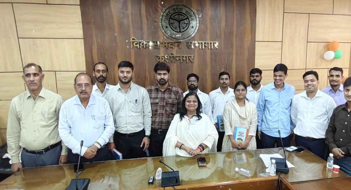CdoKushinagar's tweet photo. 1/3*
आज दिनांक 02 अक्टूबर 2026 को राष्ट्रपिता महात्मा गांधी जी एवं पूर्व प्रधानमंत्री भारत रत्न लाल बहादुर शास्त्री जी की जयंती के पावन अवसर पर विकास भवन, कुशीनगर में ध्वजारोहण कार्यक्रम सम्पन्न हुआ।
*ट्वीट 2/3*
इस अवसर पर अधिकारियों/कर्मचारियों की बैठक आहूत कर सभी को स्वच्छता की शपथ दिलाई गई तथा "स्वच्छ भारत - स्वस्थ भारत" के संकल्प को दोहराया गया। गांधी जी के स्वच्छता के विचारों को जन-जन तक पहुँचाने का आह्वान किया गया।
*ट्वीट 3/3*
कार्यक्रम के दौरान जनपद में नव नियुक्त ग्राम पंचायत सचिवों को पंचायतीराज विभाग से सम्बंधित नियमावली / पुस्तकों का वितरण कर विभागीय कार्यों की जानकारी दी गई। 
#GandhiJayanti #LalBahadurShastriJayanti #GandhiJayanti2026 #SwachhataHiSeva #Kushinagar @DmKushinagar @UPGovt
@ChiefSecyUP @InfoDeptUP