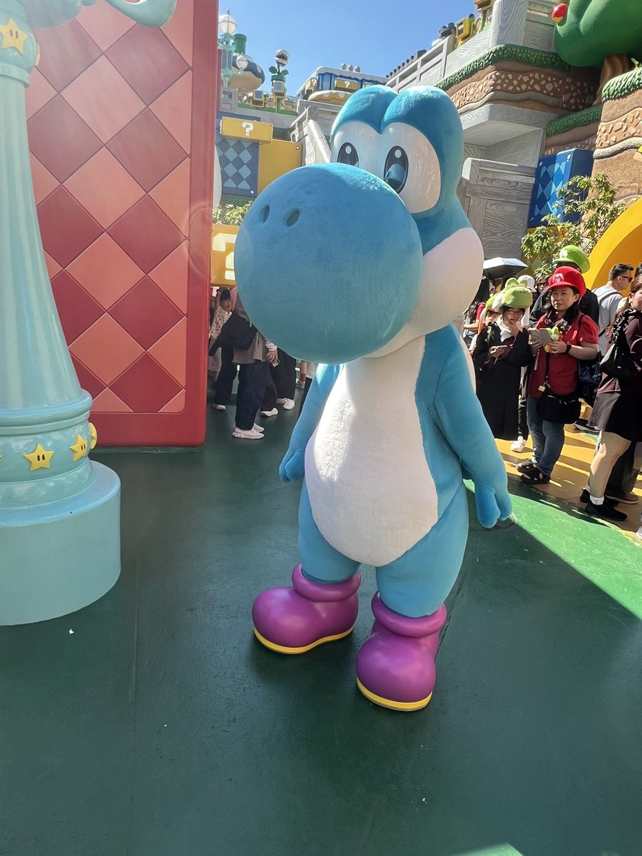 san29182880's tweet photo. 今日は朝からユニバに来てたよ。ニンテンドーワールド行ったらまだ会えてなかったみずいろヨッシーに出会えたよ！すぐに帰っちゃったけど会えてよかったよ https://t.co/rRbaWiEsBN