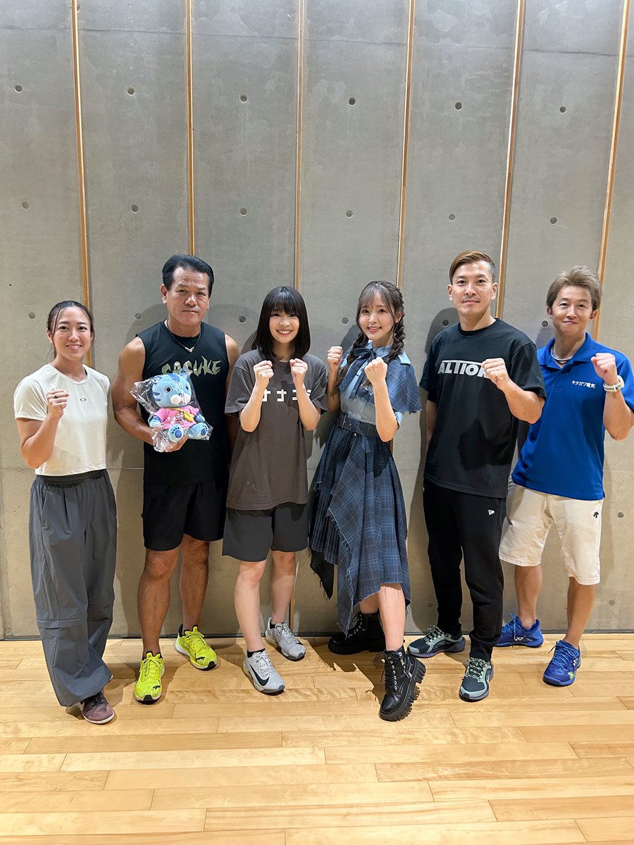 227_staff's tweet photo. /／
#SASUKEアイドル予選会2026
応援ありがとうございました🏃🏻✨
\＼

ご一緒させていただいた皆さんとの
お写真をお届けします！

出場メンバー・応援メンバーの皆さん、
レジェンドの山田勝己さん・日置将士さん
川口朋広さん・大嶋あやのさん、
実況・リポーターを務められた
杉山真也アナウンサー・篠原梨菜アナウンサー
ありがとうございました🫶🏻

#ナナニジ からは、
🖤出場 #南伊織 @minami__iori
🐨応援 #天城サリー @sally_amaki
で出演させていただきました！

本日18:00より、アーカイブ配信が始まります🎬
配信は10/18(日)23:59までとなります！
昨日の熱戦をぜひお楽しみください❤️‍🔥

▼配信チケットはこちら🎫
https://t.co/mg3nC3V0XX