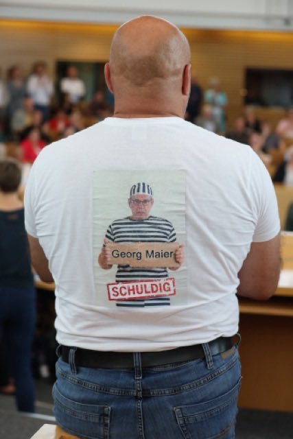 GeorgMaier8's tweet photo. Wer der #AfD die Stirn bietet, muss damit rechnen, dass es ungemütlich wird. Einschüchterung politischer Gegnern ist bei der AfD Methode. Durch Drohungen und Aufwiegelung der Anhängerschaft versucht man, pol. Widersacher kleinzukriegen. Auch deshalb ist die AfD verfassungswidrig. https://t.co/YwzzmlIyCK