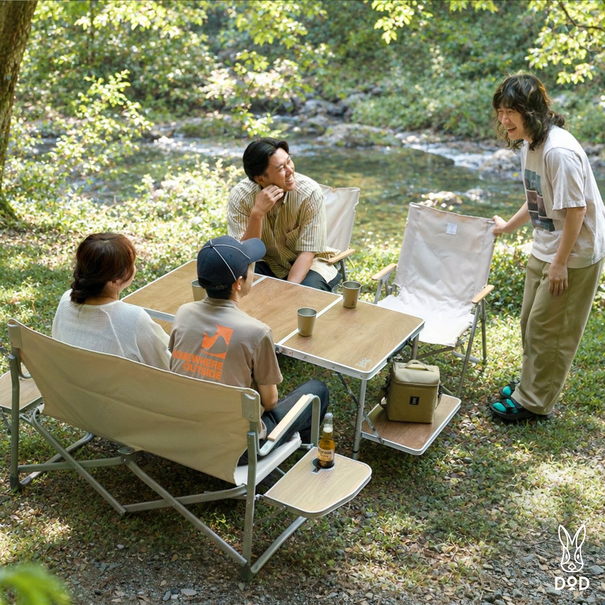 dod_camp's tweet photo. ／
新発売🐰🍂
＼

しっかりくつろげるサイズ感と、車に積みやすい収納性のバランスにこだわった3アイテムが登場しました✌️🍎

#オサマリーテーブル
4���用の大型天板なのに3つ折り収納で積載も持ち運びも楽ちん。

#ハバナイスソファ
大人2人でゆったり座れて収納時は横幅約24cm！サイドテーブル付き。

#ナイスミドルチェア
ゆったり座れて立ち座りしやすい設計を追求。パッと設営、サッと撤収できてラクラク🙏

「ゆったりしたい」と「荷物は増やしたくない」。どちらもあきらめたくないキャンプにナイスな3アイテムです🐰

詳細はこちらから👇🏻
https://t.co/FPMRQfpGBu