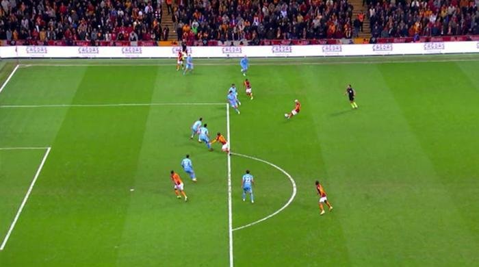 m4tteog06's tweet photo. şunu varda inceleyip gol vermişlerdi o golle 3 puan almışlardı.. yeminle 30 milyon fenerli akli melekelerini iyi korumuş aq ya fotoya baktıkça kahkaha atıyorum https://t.co/pgfHVwNxXp