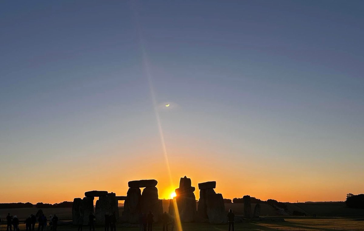 ST0NEHENGE's tweet photo. Sunrise at Stonehenge today (2nd October) was at 7.10am, sunset is at 6.45pm🌤️ https://t.co/q7Ciq94Ijk