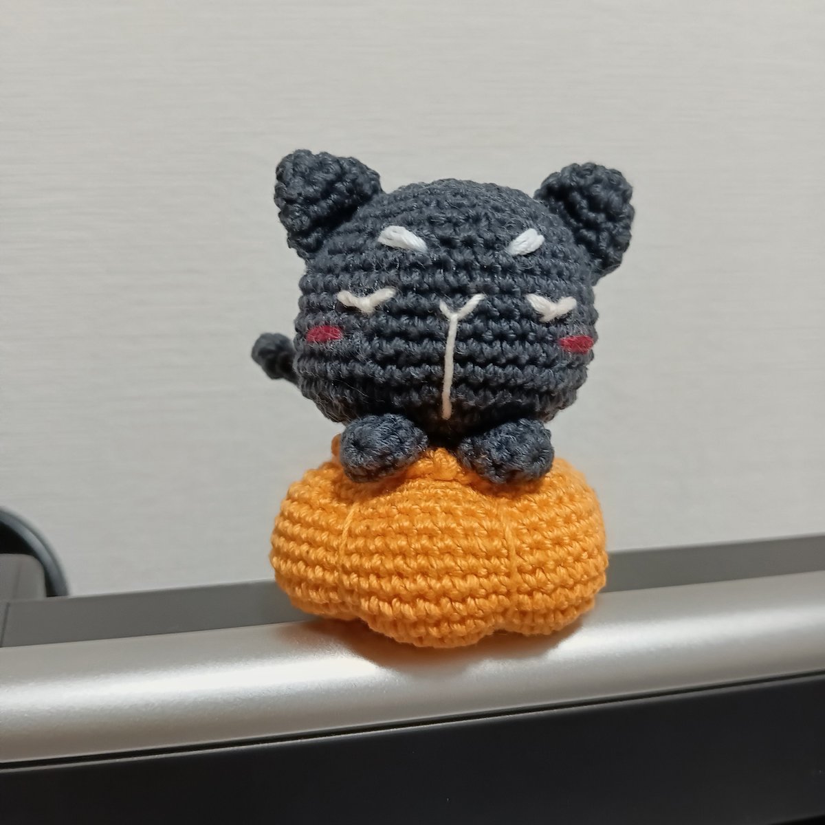bucchi0309's tweet photo. ハロウィン🎃な感じで…
かぼちゃの中に入り込んだねこちゃん
#あみぐるみ 
#ハロウィン 
#ねこ https://t.co/7k6Q9Rzjje