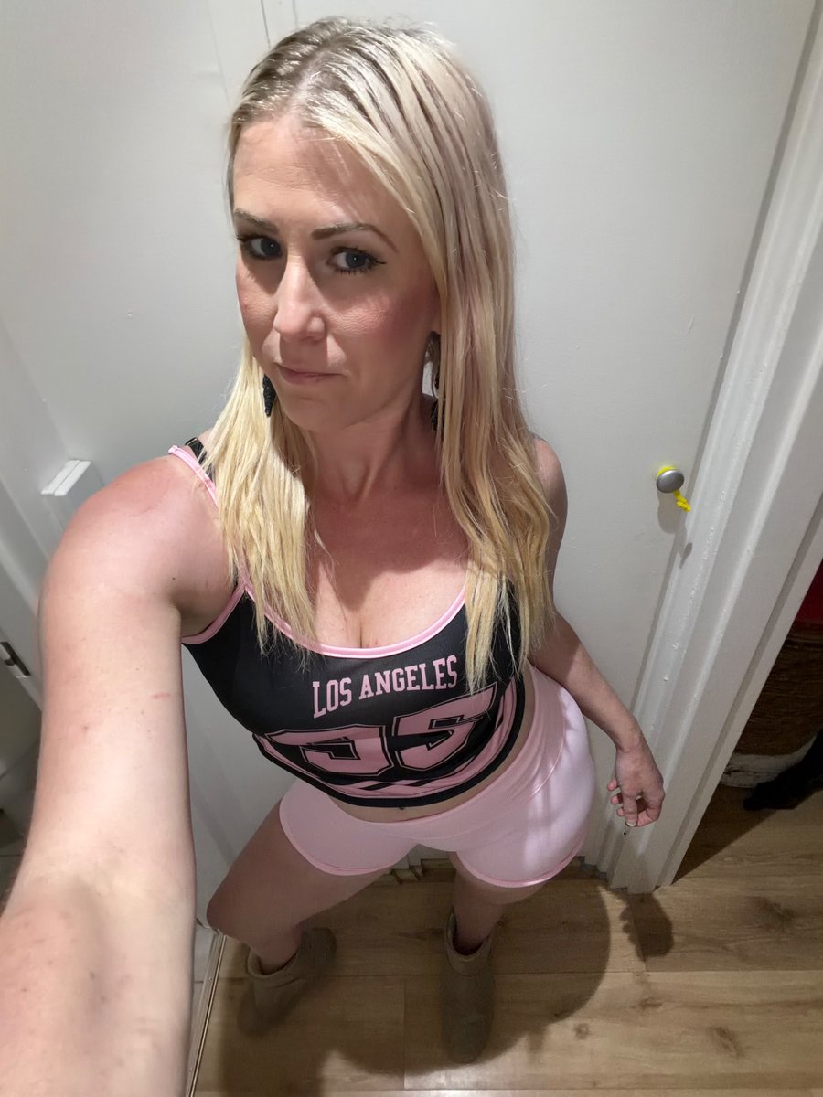 ThisGirlyAnna's tweet photo. 💗I’ll give you 1 interesting fact about me..I music prefer a casual vibe with ug boots then wearing a glamorous dress haha…just ur casual girl saying hi 👋 💗💗 https://t.co/aFOXESRBZR