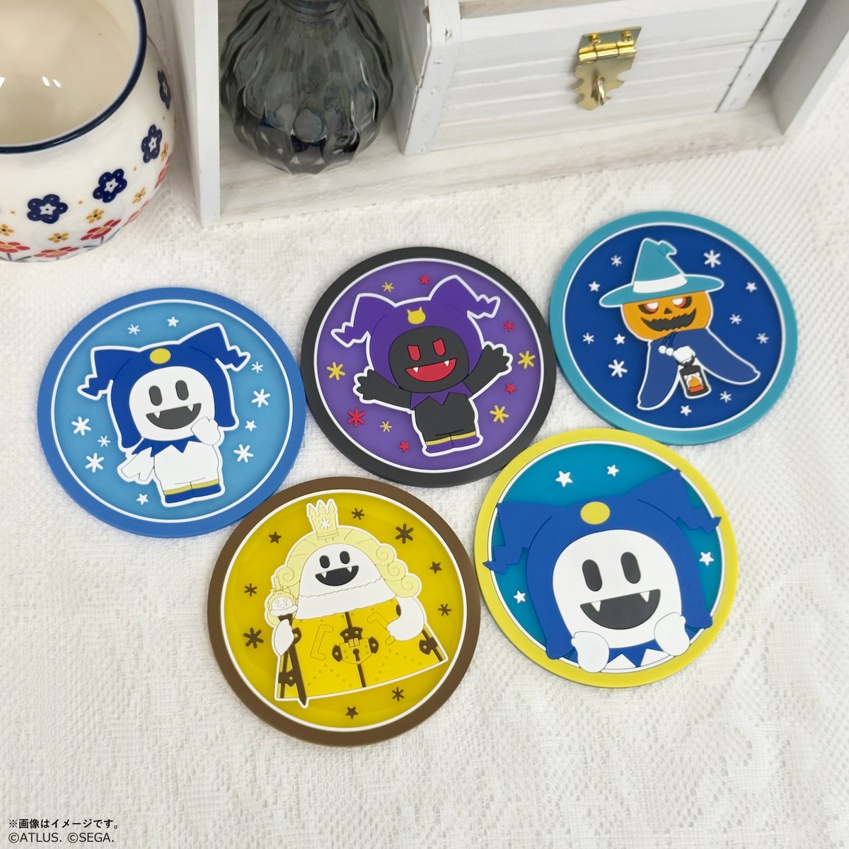 friendcharacter's tweet photo. ／
Friend Charactersから『 #真・女神転生 』シリーズより
ジャックフロスト、じゃあくフロスト、ジャックランタン、キングフロストのグッズが登場！！
＼

#クリアラバーコースター が
全国のダイソーにて10月上旬より順次販売☺✨

#メガテン #ジャックフロスト #じゃあくフロスト #ジャックランタン #キングフロスト #FriendCharacters

※店舗へのお問い合わせはご遠慮ください。
※商品が店頭に並ぶまでに、時間がかかる場合がございます。
※店舗によっては取り扱いや在庫がない場合がございます。
※商品は予告なく取り扱いを終了させて頂く場合がございます。ご了承ください。