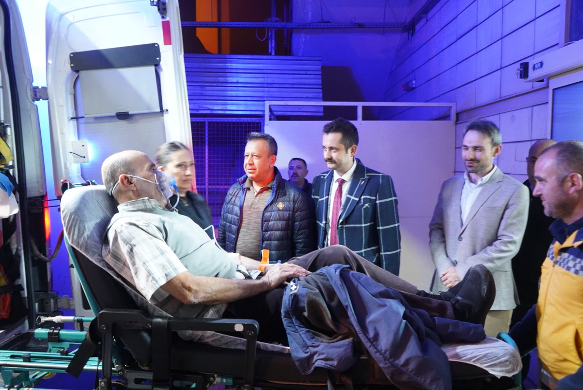 usak_ism's tweet photo. İl Sağlık Müdürümüz Doç. Dr. Tarık Acar, Uşak Eğitim ve Araştırma Hastanesi Başhekimi Dr. Öğr. Üyesi Mesut Saka ile birlikte hastanemiz acil servisinde incelemelerde bulundu. https://t.co/sIg4glCpcs