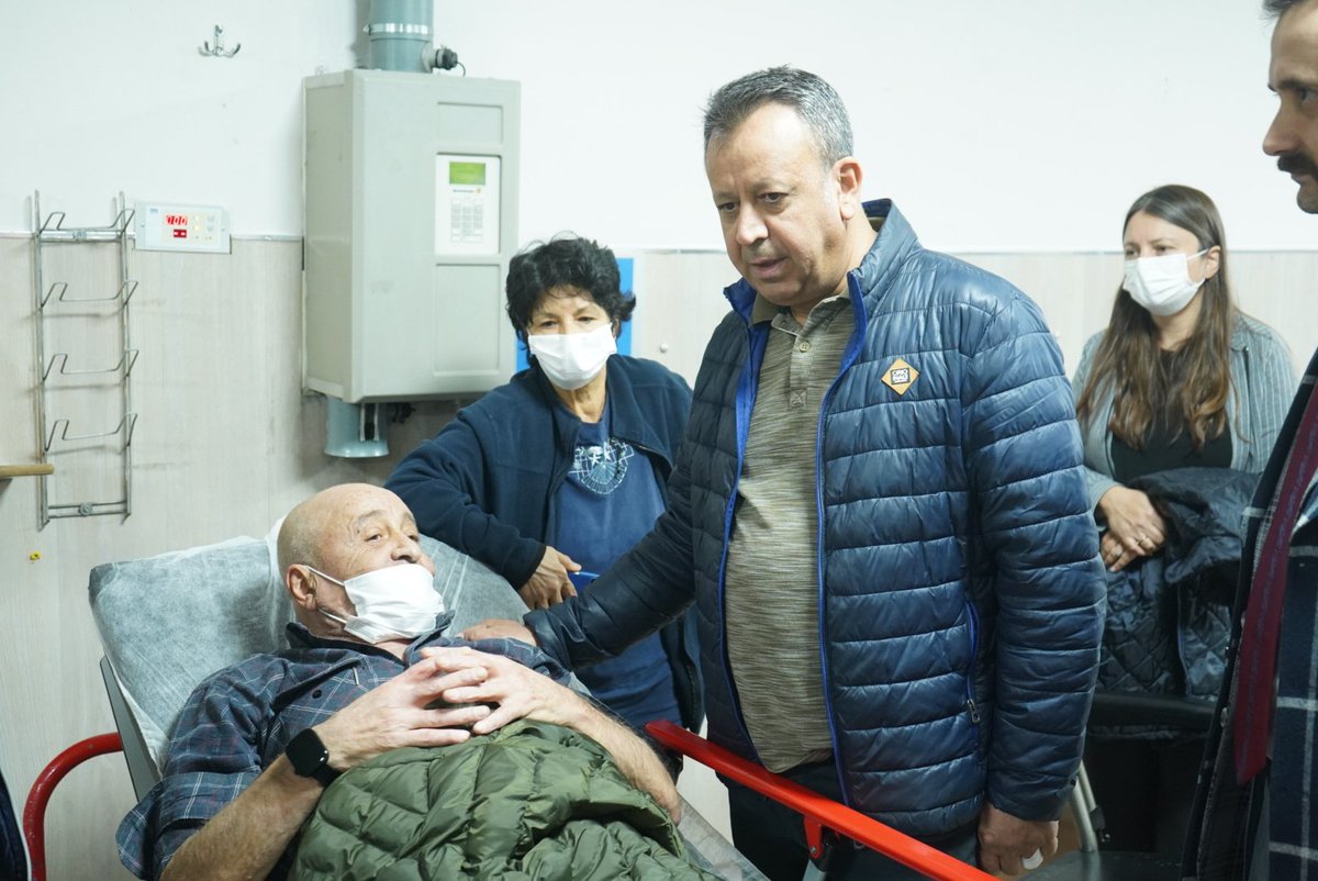 usak_ism's tweet photo. İl Sağlık Müdürümüz Doç. Dr. Tarık Acar, Uşak Eğitim ve Araştırma Hastanesi Başhekimi Dr. Öğr. Üyesi Mesut Saka ile birlikte hastanemiz acil servisinde incelemelerde bulundu. https://t.co/sIg4glCpcs