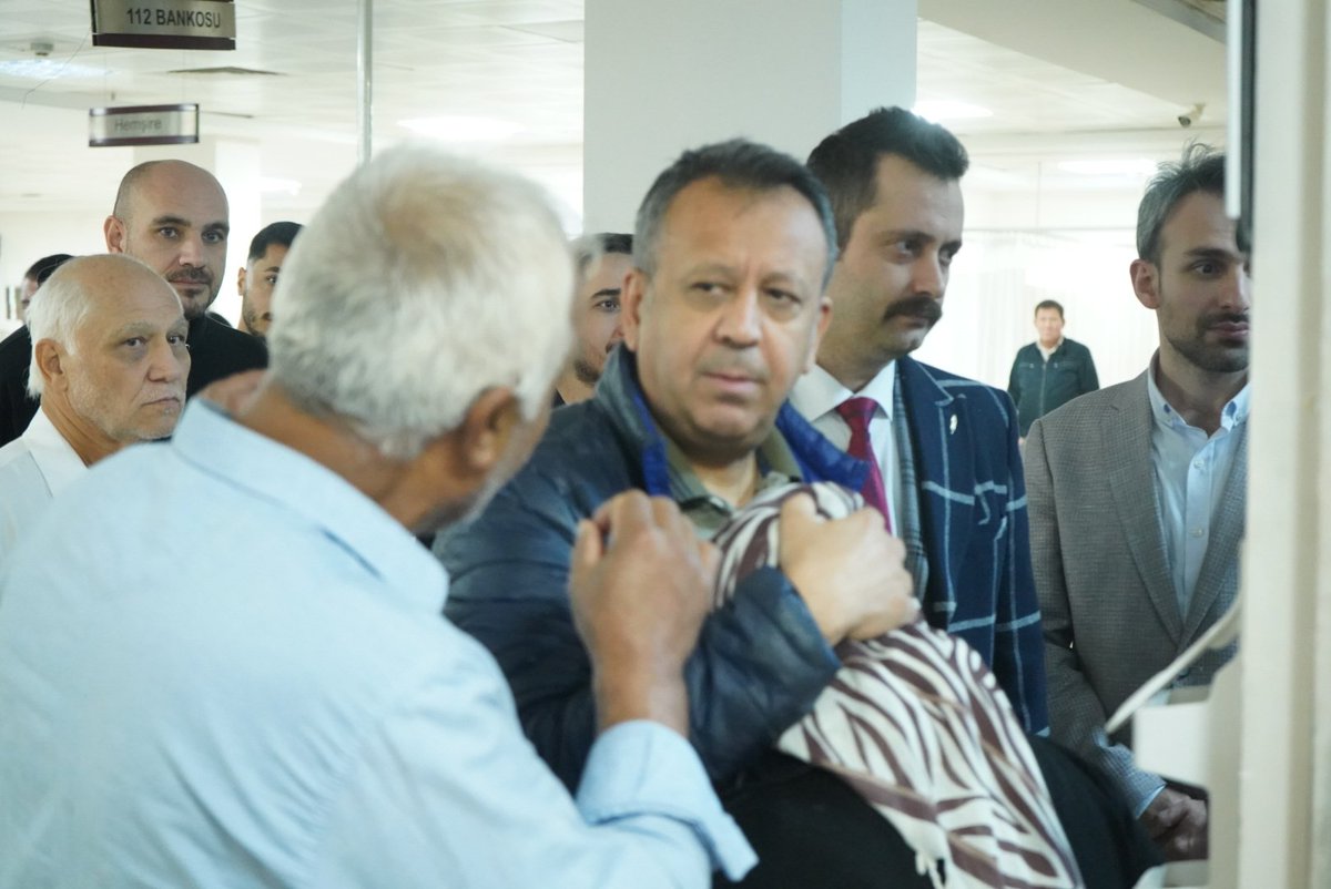 usak_ism's tweet photo. İl Sağlık Müdürümüz Doç. Dr. Tarık Acar, Uşak Eğitim ve Araştırma Hastanesi Başhekimi Dr. Öğr. Üyesi Mesut Saka ile birlikte hastanemiz acil servisinde incelemelerde bulundu. https://t.co/sIg4glCpcs