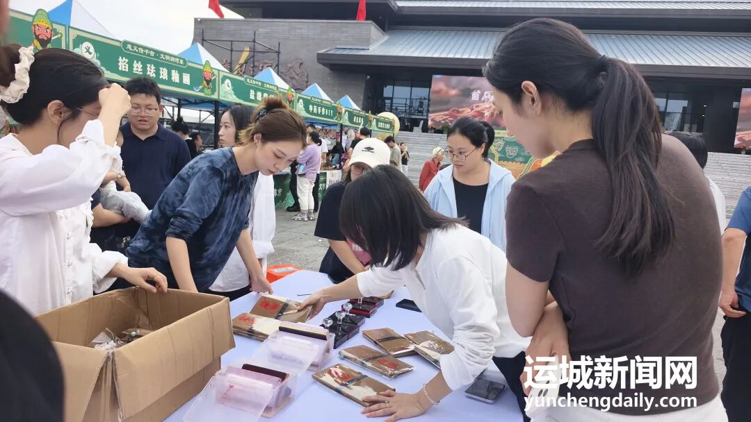 PouncePathqaow's tweet photo. A [咳]! 2024 Chengdu Intangible Cultural Heritage Fair is coming soon, let's go to Dongmen to explore traditional crafts! https://t.co/sNsbC9Mg1D