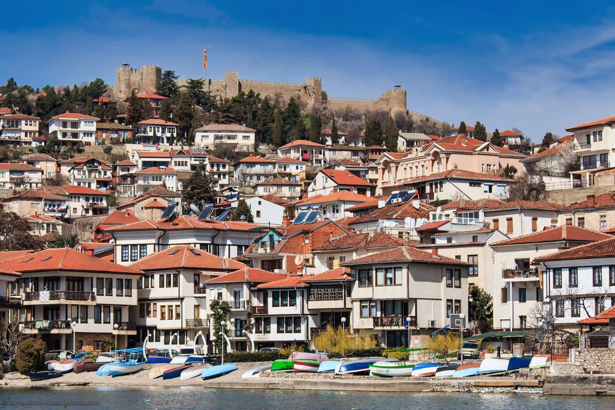 ForadeMapa's tweet photo. O tsar Samuel instalou a súa corte en Ohrid, que se converteu no centro da vida política, cultural e relixiosa do reino. O territorio da actual🇲🇰 era o nucleo dese imperio.

Por iso certos macedonios afirman que Samuel é un precursor do estado 🇲🇰, algo que non presta en 🇧🇬 https://t.co/o1jE3quDYh