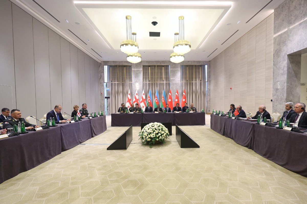 tcsavunma's tweet photo. Azerbaycan-Gürcistan-Türkiye Üçlü Savunma Bakanları Toplantısı Azerbaycan’ın Şuşa kentinde gerçekleştirildi.
Millî Savunma Bakanı Yaşar Güler, Azerbaycan Savunma Bakanı Orgeneral Zakir Hasanov ve Gürcistan Başbakan Yardımcısı ve Savunma Bakanı Irakli Chikovani başkanlığında gerçekleşen toplantının ardından her üç Bakan tarafından toplantı bildirisi imzalandı.
#MillîSavunmaBakanlığı
#YaşarGüler